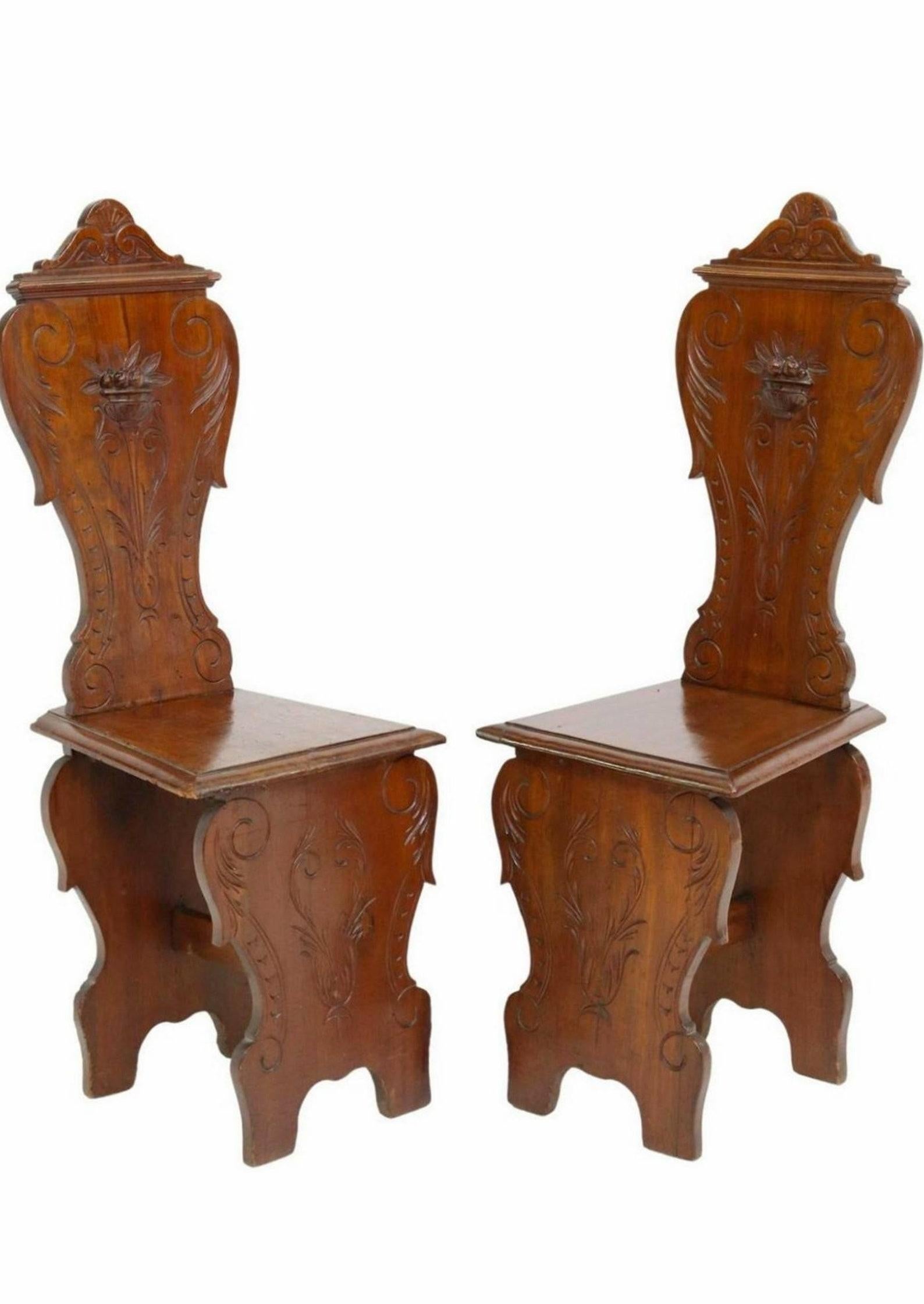 Sculpté à la main Paire de chaises de salon Sgabello de style néo-renaissance italienne provinciale du 19ème siècle en vente