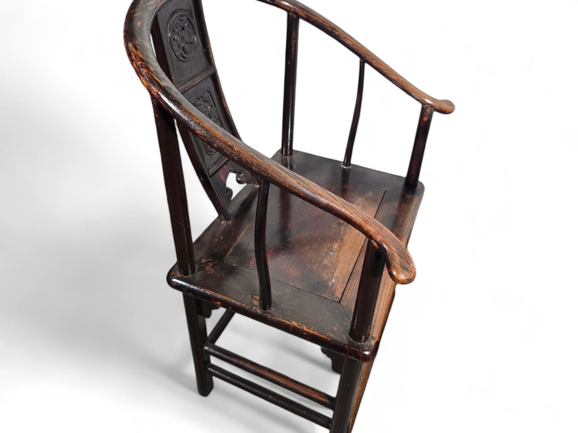 Questa elegante coppia di poltrone cinesi del XIX secolo risale alla dinastia Qing e mette in mostra l'artigianato e il design tradizionale di questo periodo storico. Le loro linee aggraziate e la loro struttura robusta li rendono un'aggiunta bella