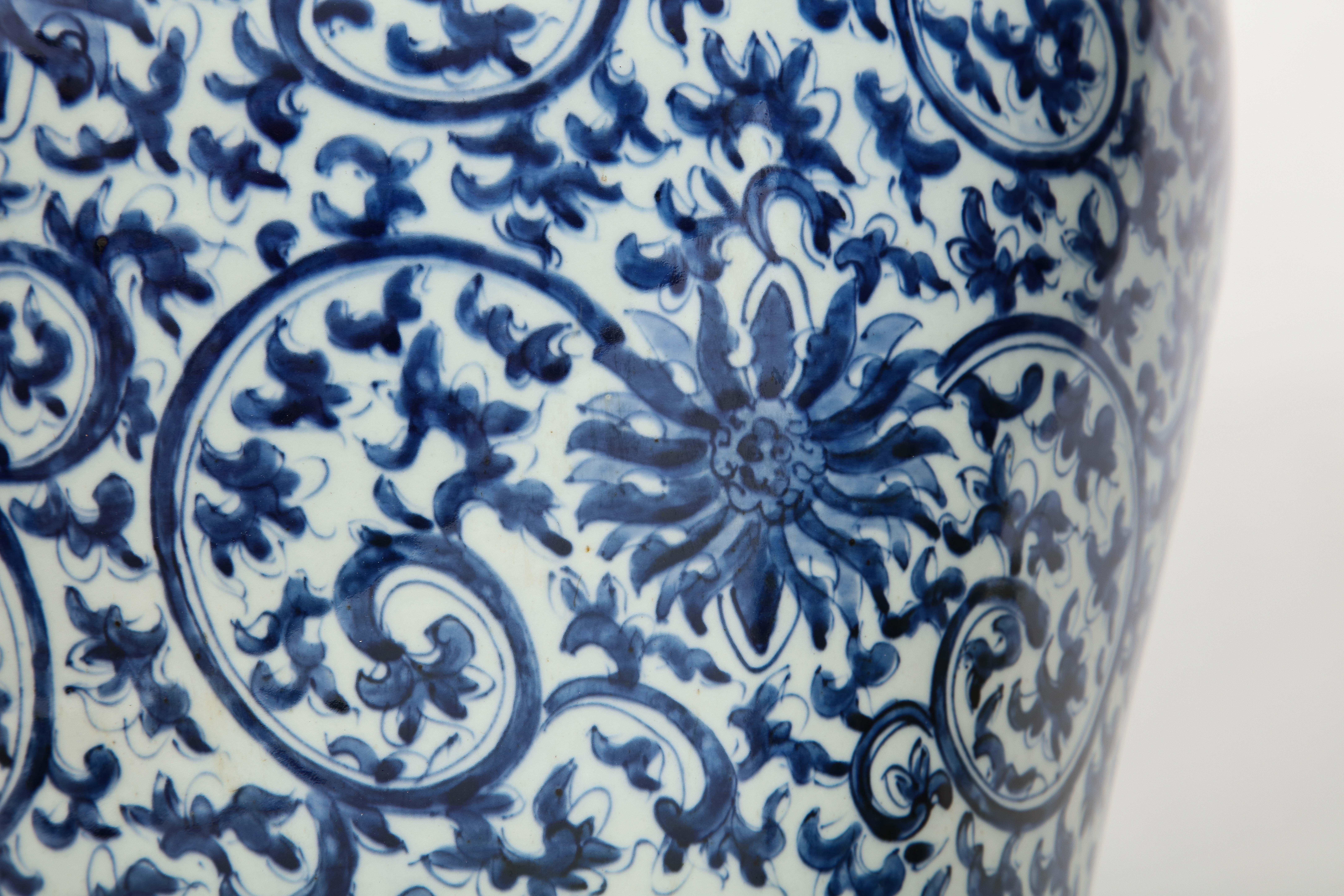 Paire de vases bleus et blancs de la dynastie Qing du 19e siècle transformés en lampes en vente 4