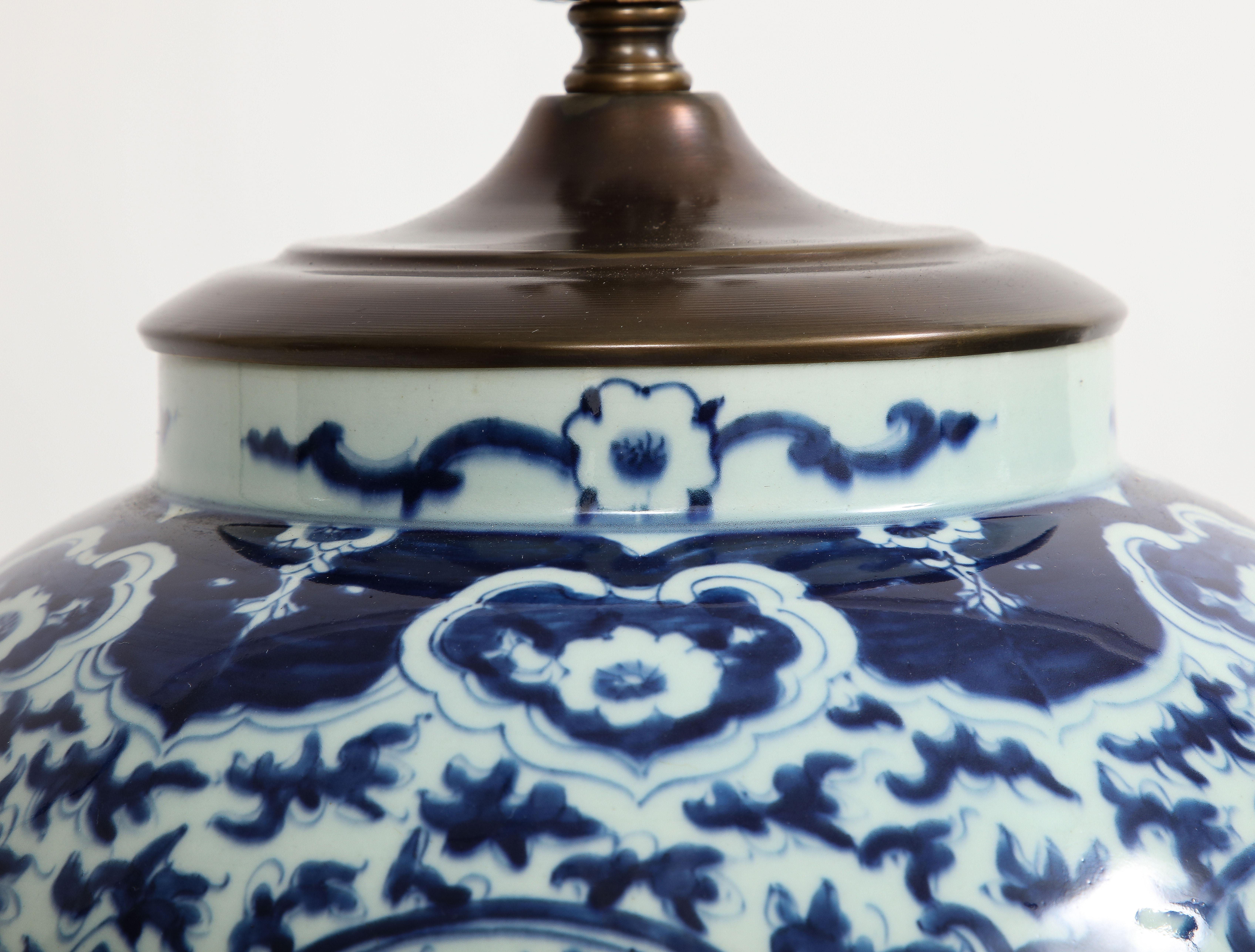 Paire de vases bleus et blancs de la dynastie Qing du 19e siècle transformés en lampes en vente 5