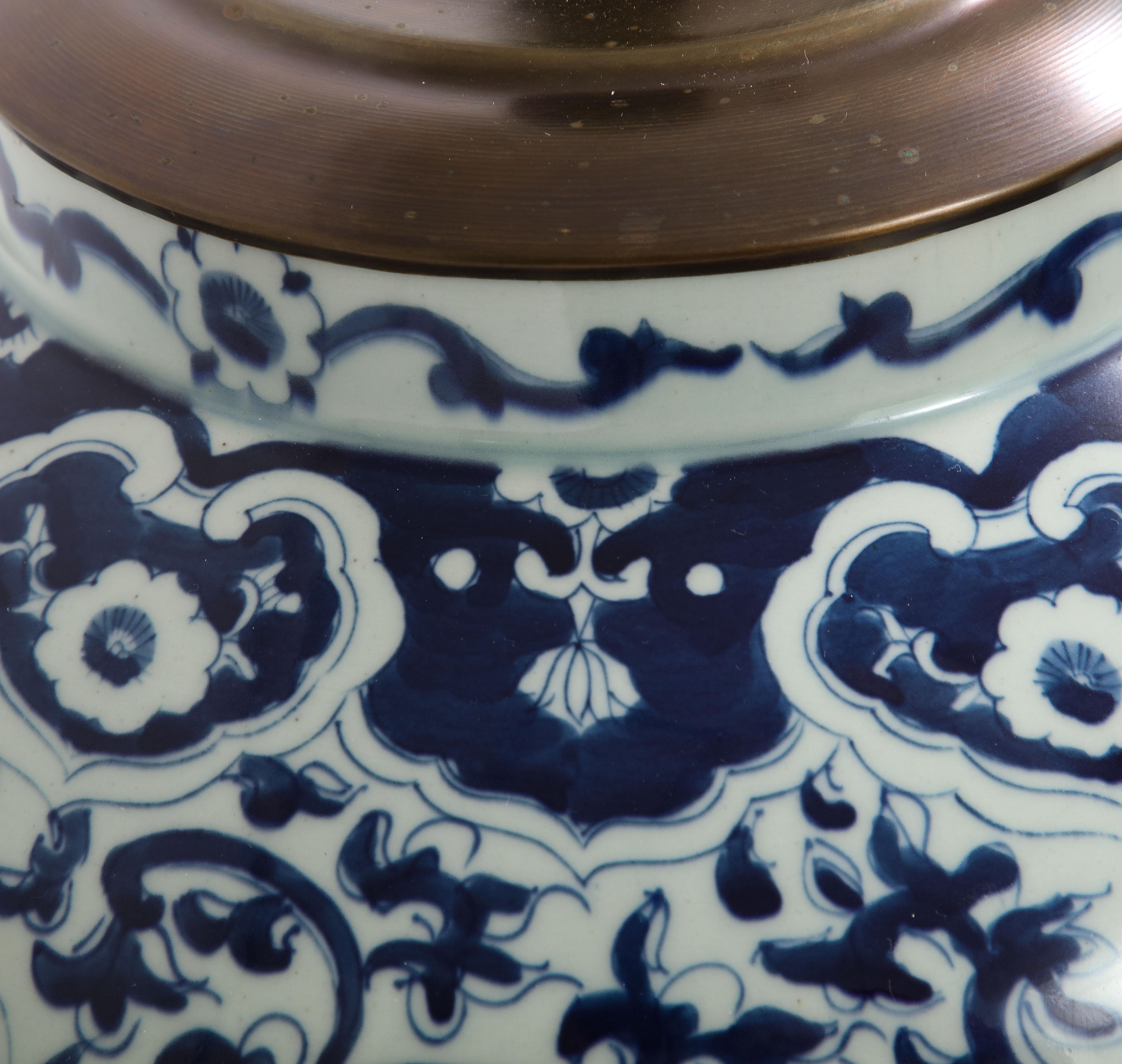 Paar chinesische blau-weiße Vasen aus der Qing-Dynastie des 19. Jahrhunderts, umgewandelt in Lampen im Angebot 7