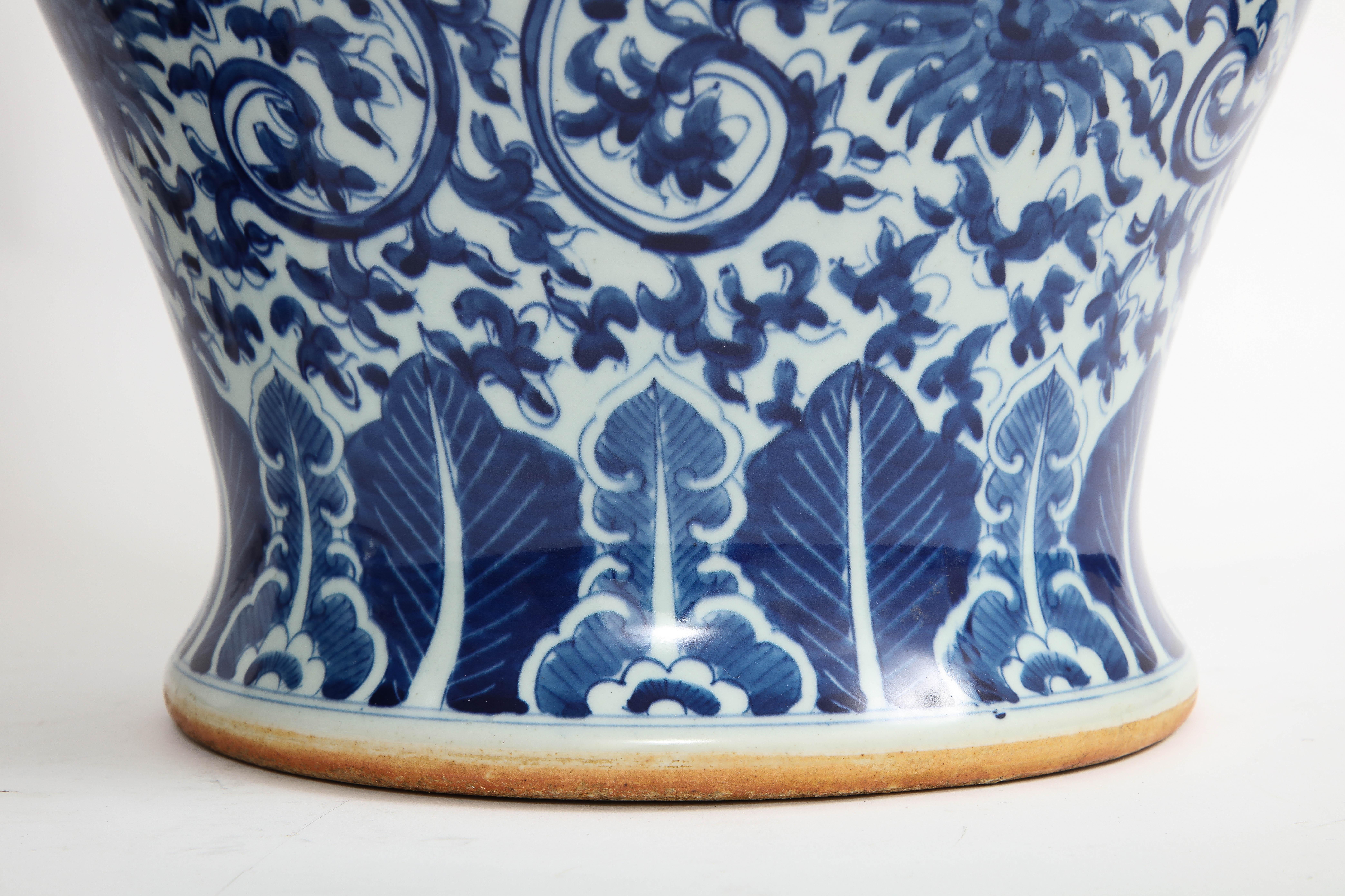 Paar chinesische blau-weiße Vasen aus der Qing-Dynastie des 19. Jahrhunderts, umgewandelt in Lampen im Angebot 8