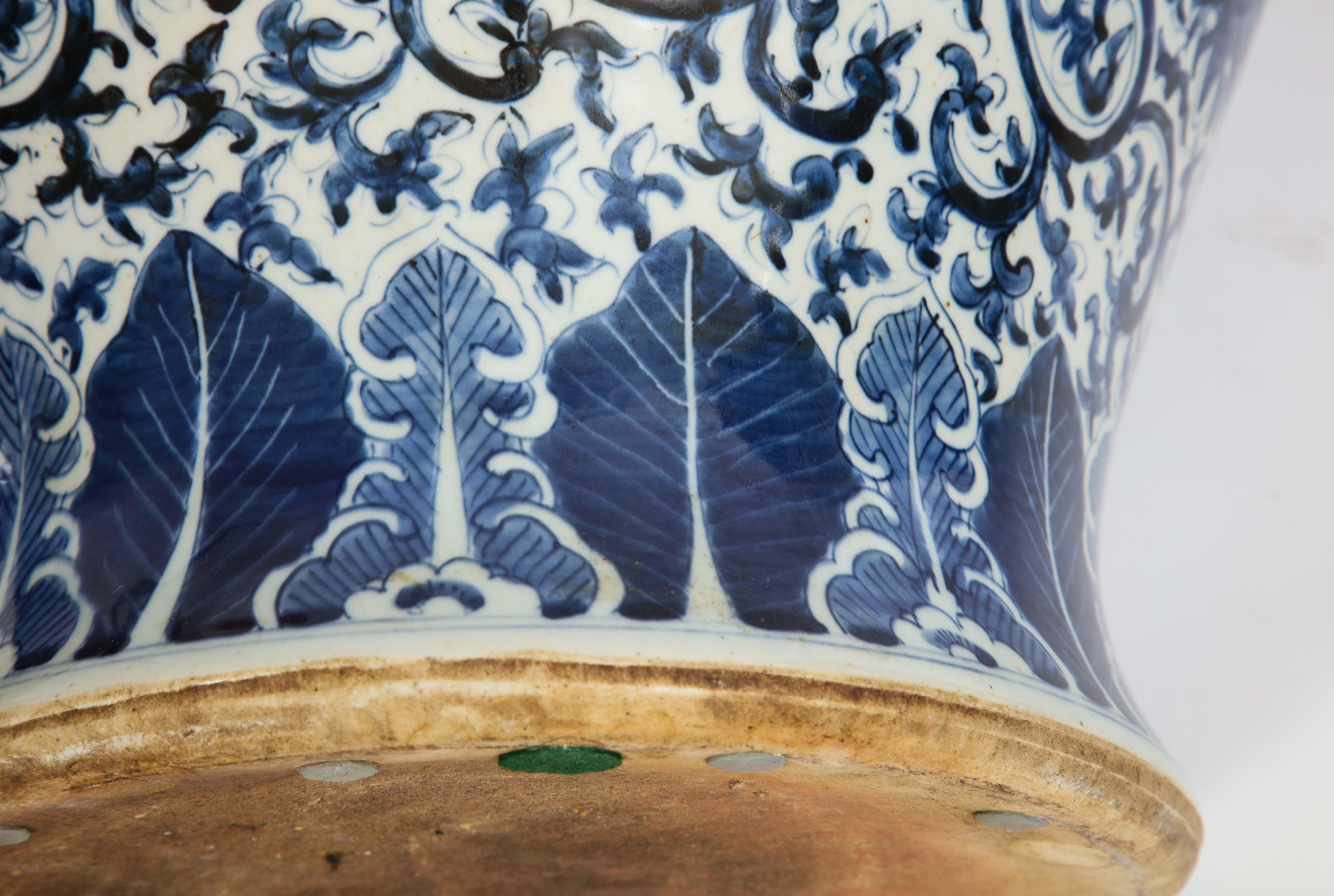Paire de vases bleus et blancs de la dynastie Qing du 19e siècle transformés en lampes en vente 8