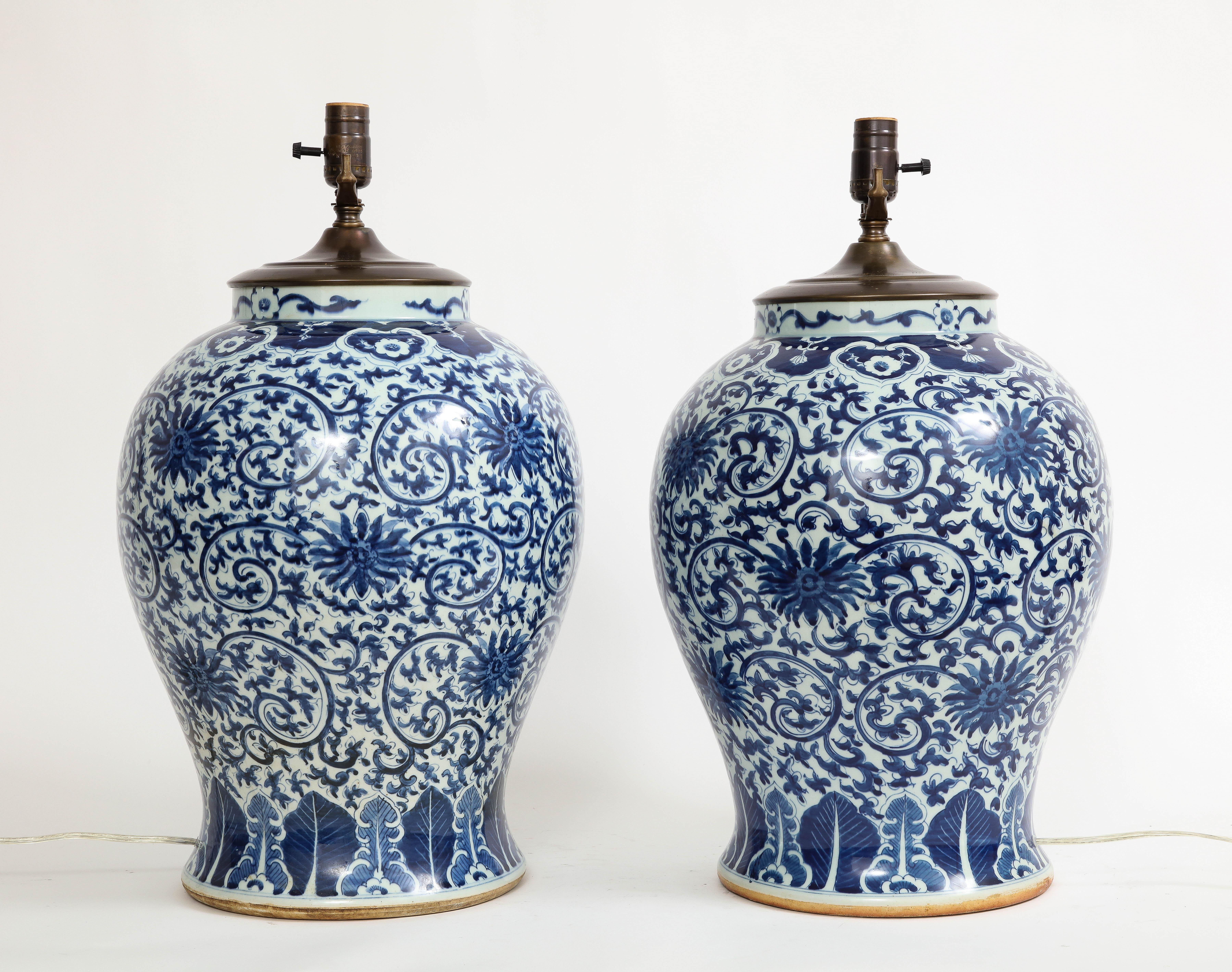Chinois Paire de vases bleus et blancs de la dynastie Qing du 19e siècle transformés en lampes en vente