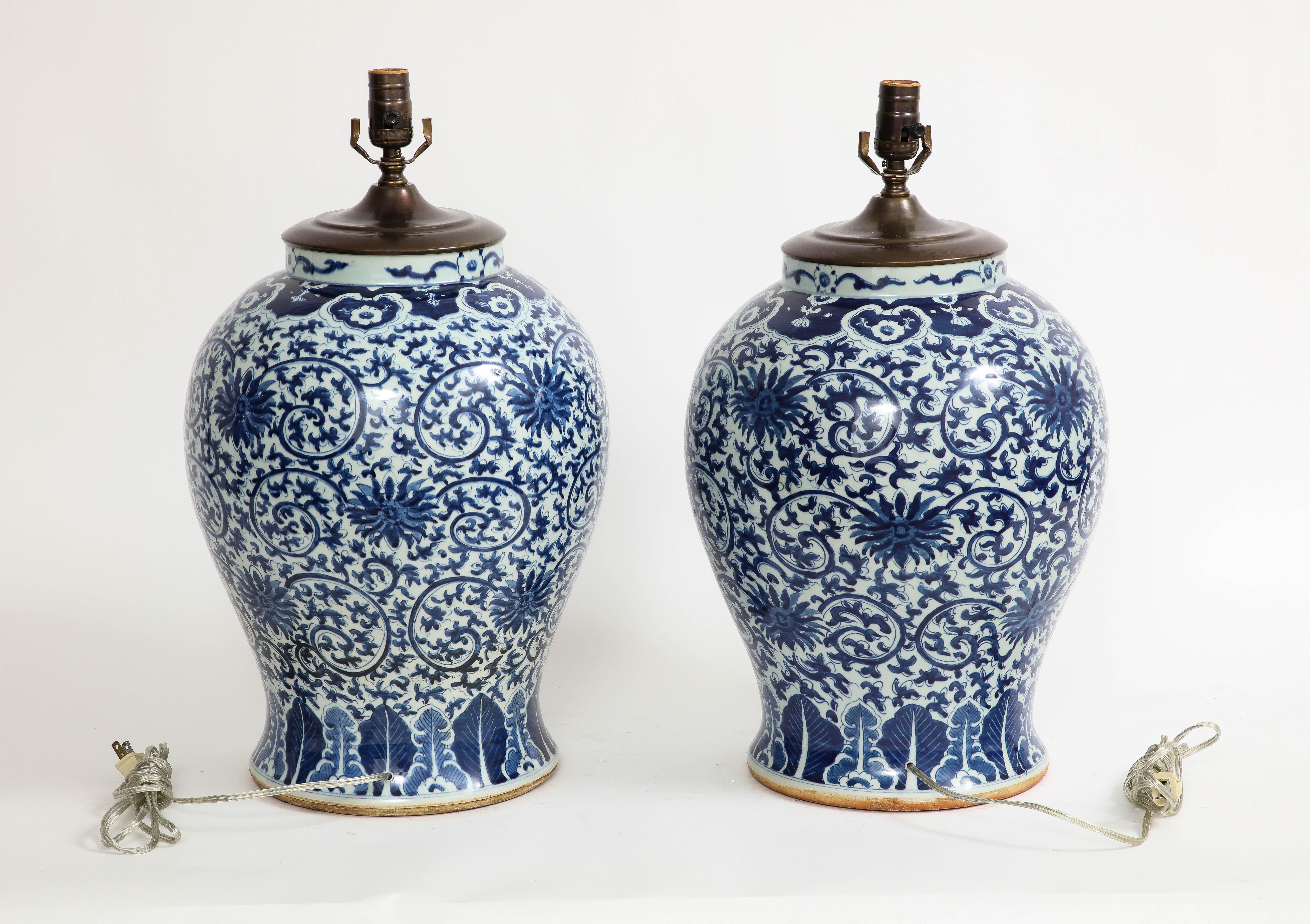 Peint à la main Paire de vases bleus et blancs de la dynastie Qing du 19e siècle transformés en lampes en vente
