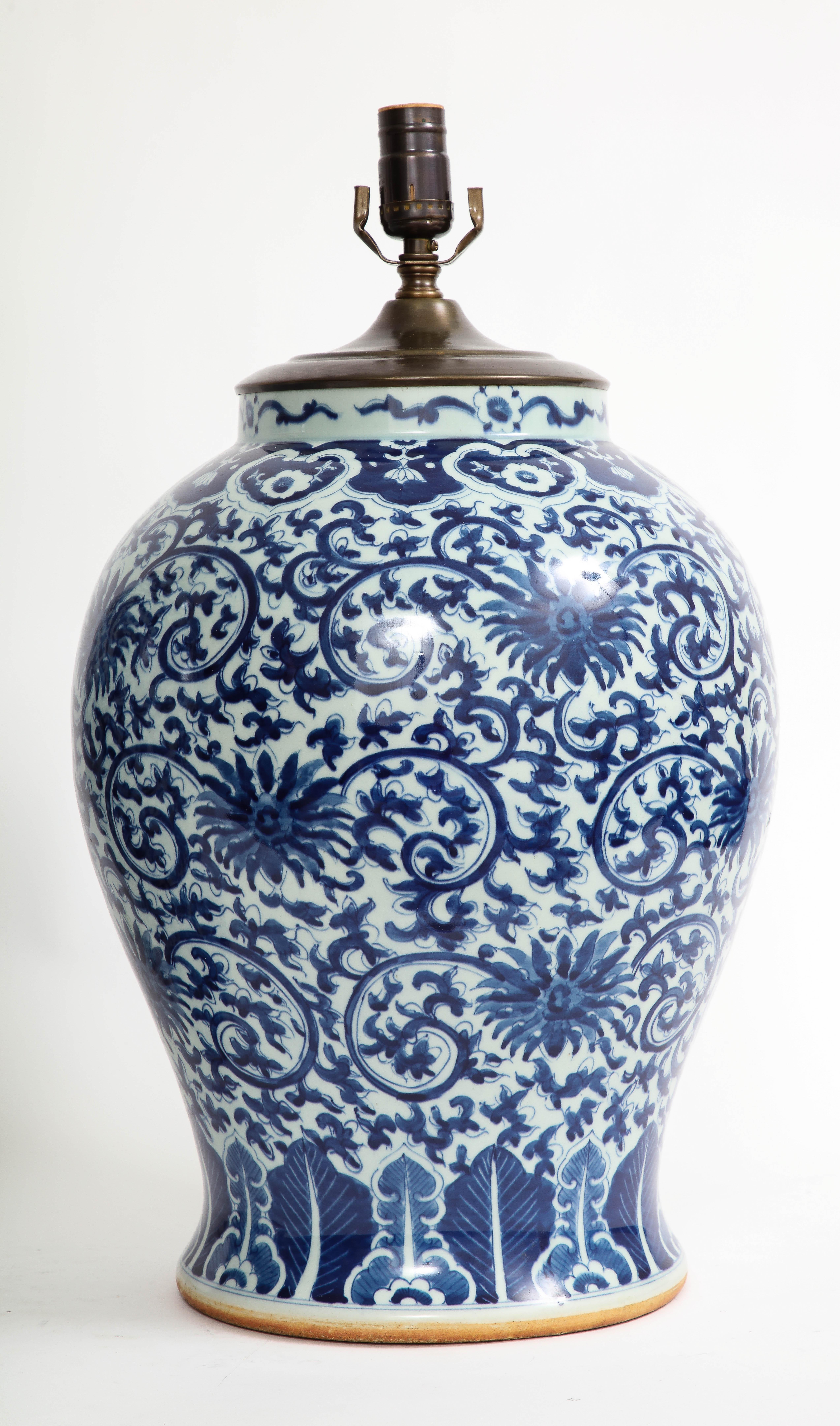Pair of 19th Century Qing Dynasty Chinese Blue and White Vases Turned to Lamps In Good Condition For Sale In New York, NY