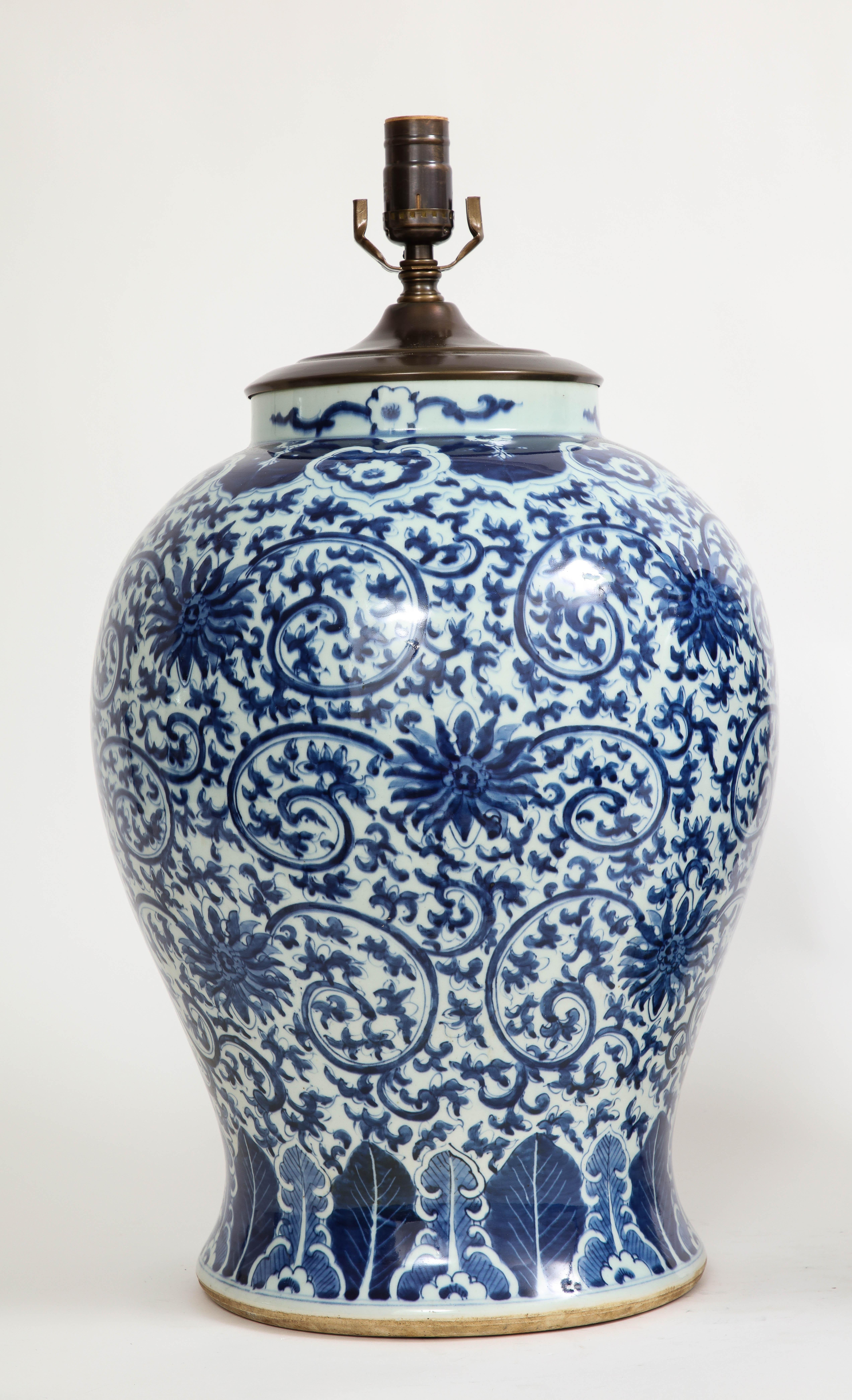 Paire de vases bleus et blancs de la dynastie Qing du 19e siècle transformés en lampes en vente 1