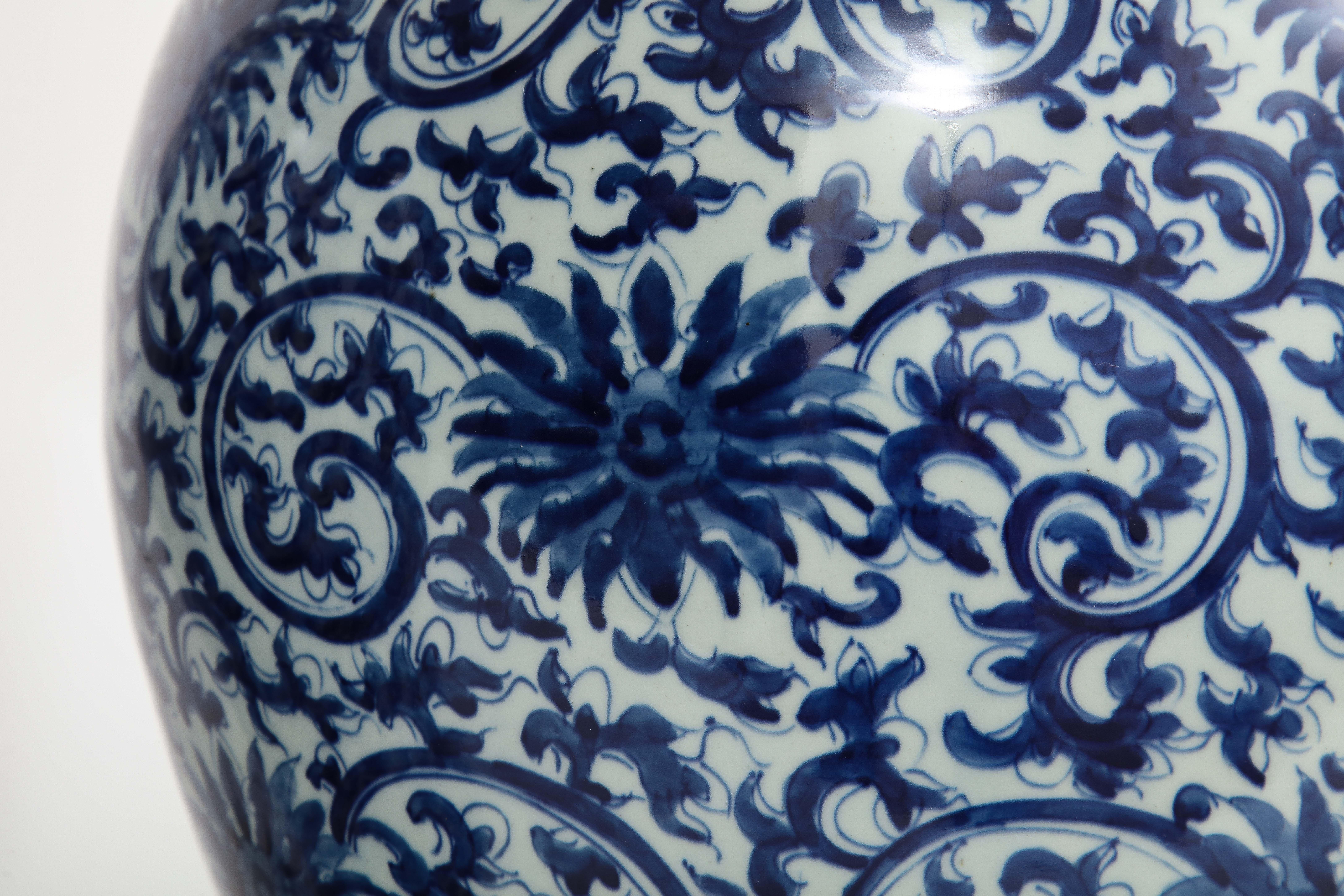 Paire de vases bleus et blancs de la dynastie Qing du 19e siècle transformés en lampes en vente 2