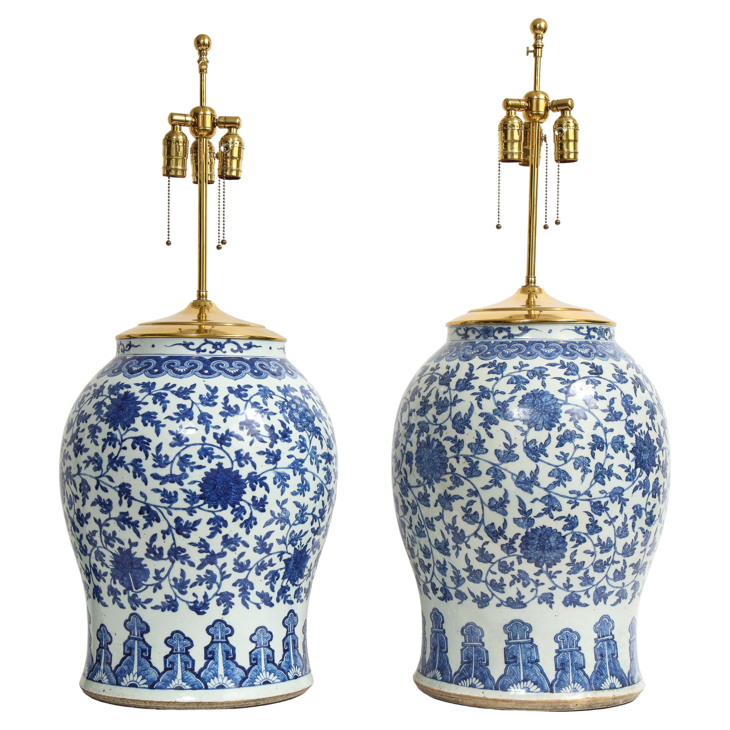 Paar chinesische blau-weiße Vasen aus der Qing-Dynastie des 19. Jahrhunderts, auf Lampen umgewandelt