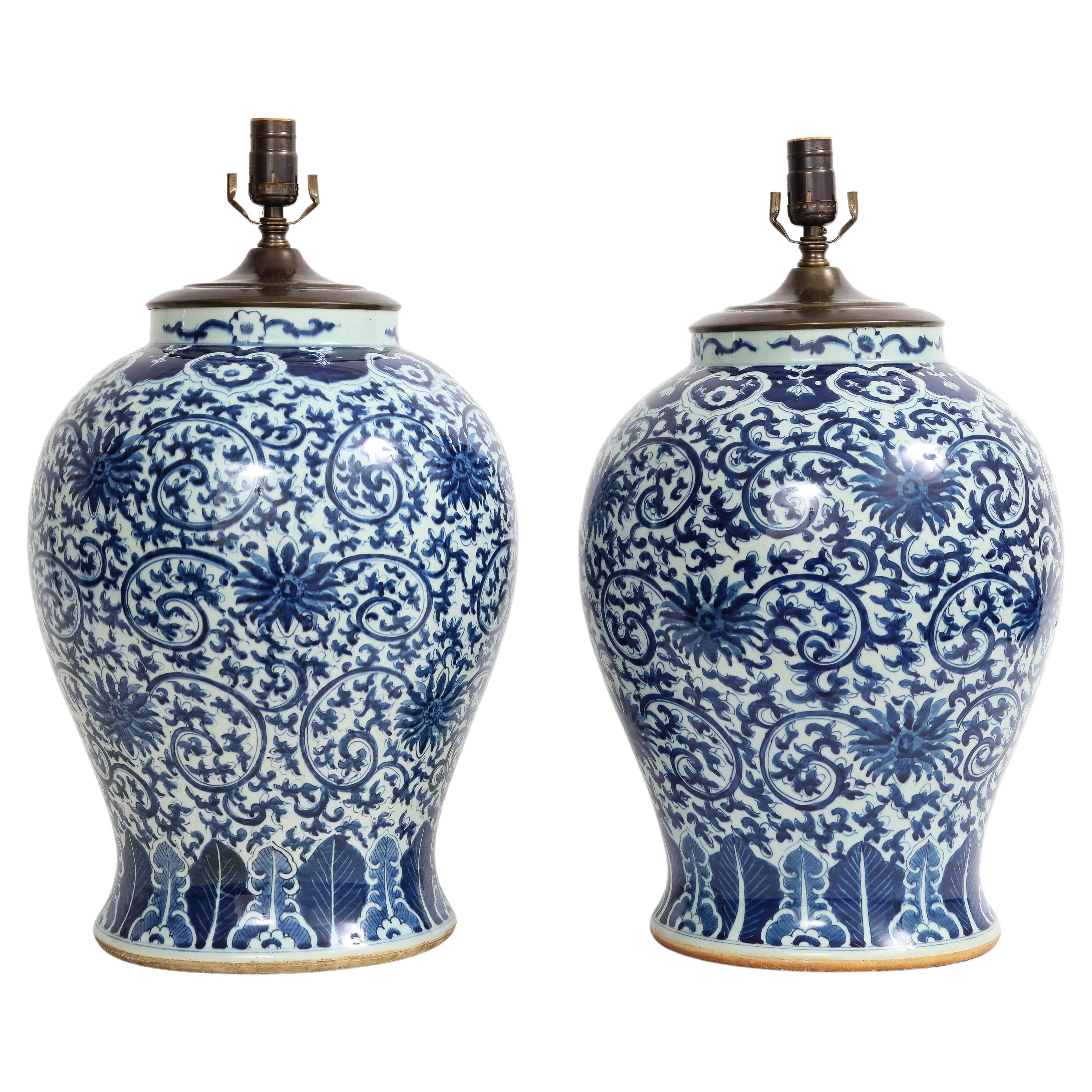 Paar chinesische blau-weiße Vasen aus der Qing-Dynastie des 19. Jahrhunderts, umgewandelt in Lampen