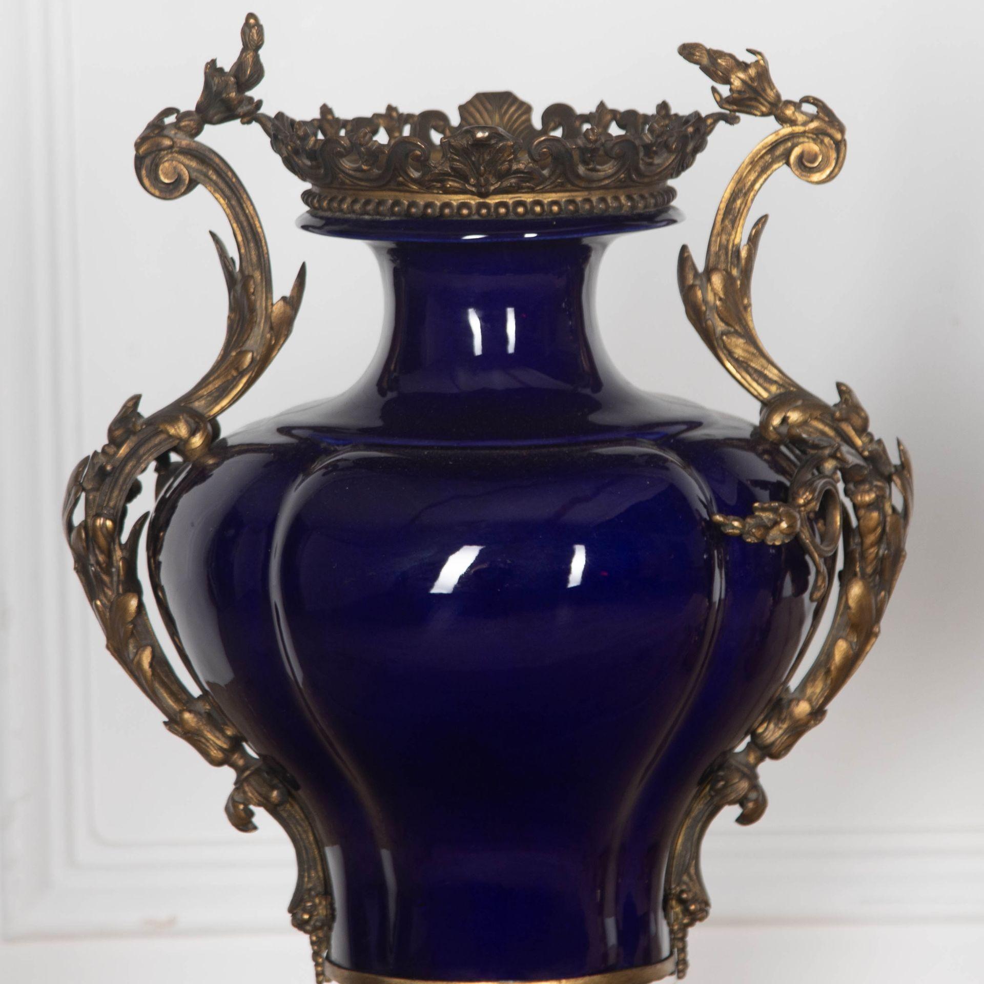 Coppia di vasi in ceramica blu e ormolo di qualità del XIX secolo In condizioni ottime in vendita a Gloucestershire, GB
