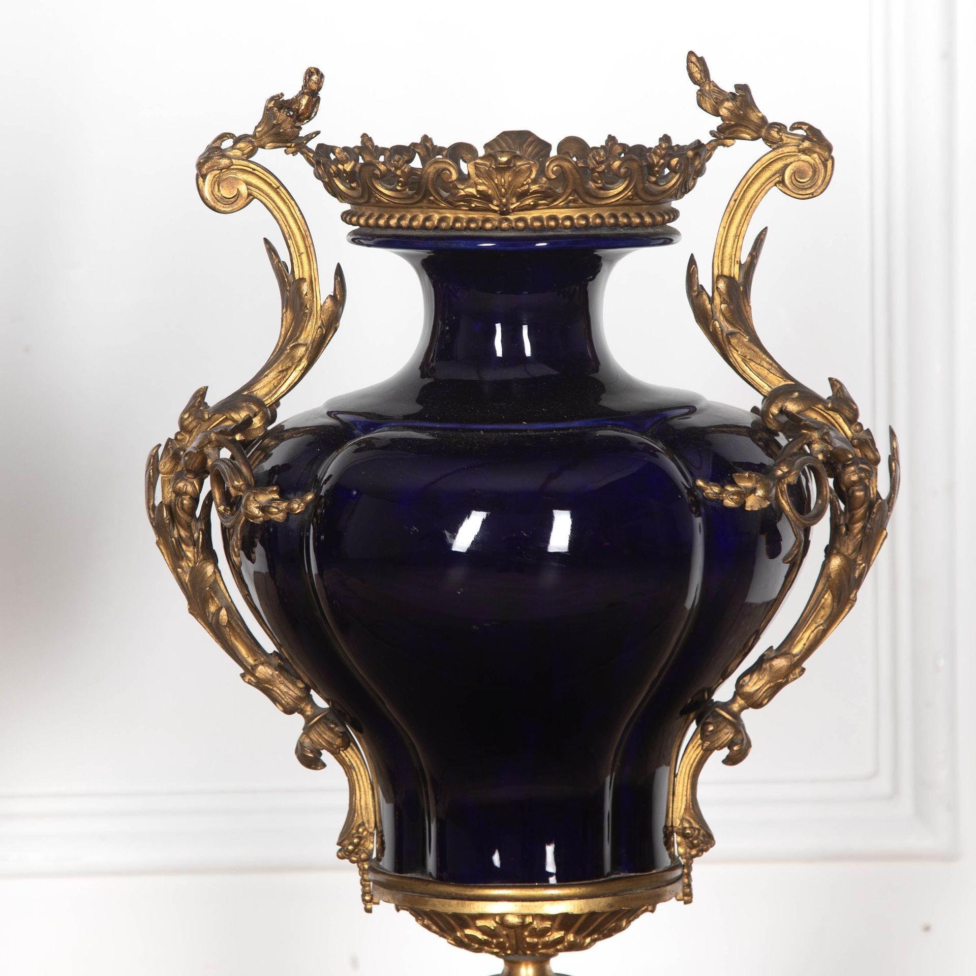 XVIII secolo Coppia di vasi in ceramica blu e ormolo di qualità del XIX secolo in vendita