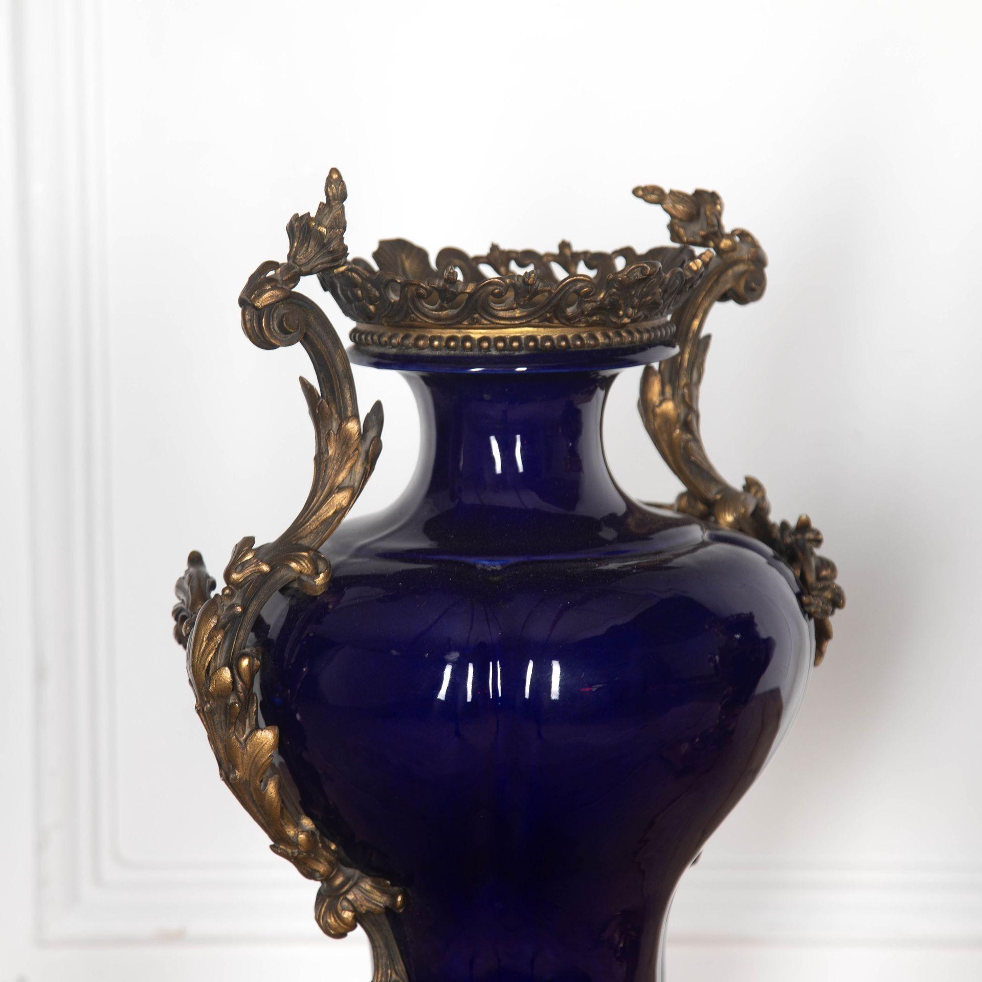 Ottone Coppia di vasi in ceramica blu e ormolo di qualità del XIX secolo in vendita