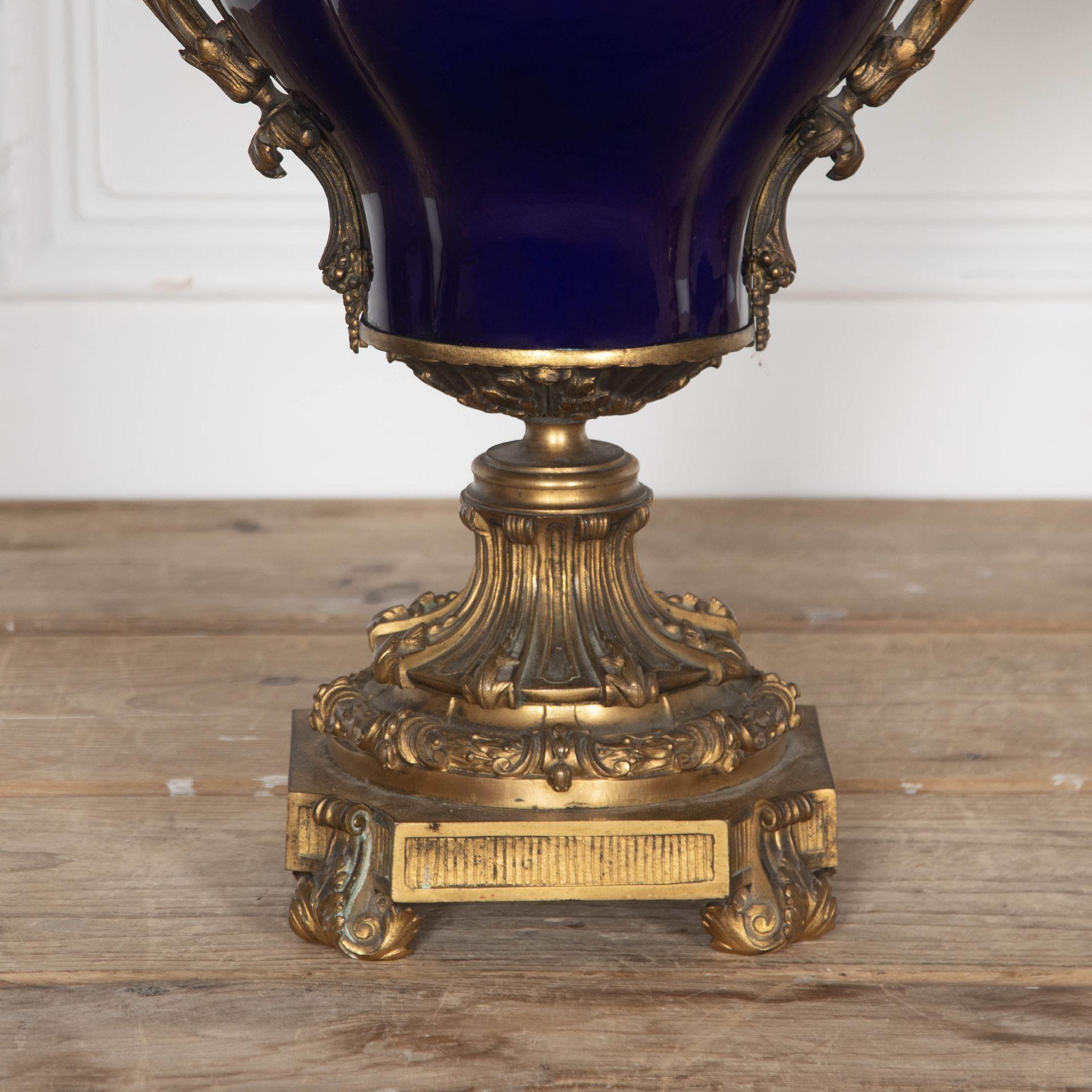 Coppia di vasi in ceramica blu e ormolo di qualità del XIX secolo in vendita 1