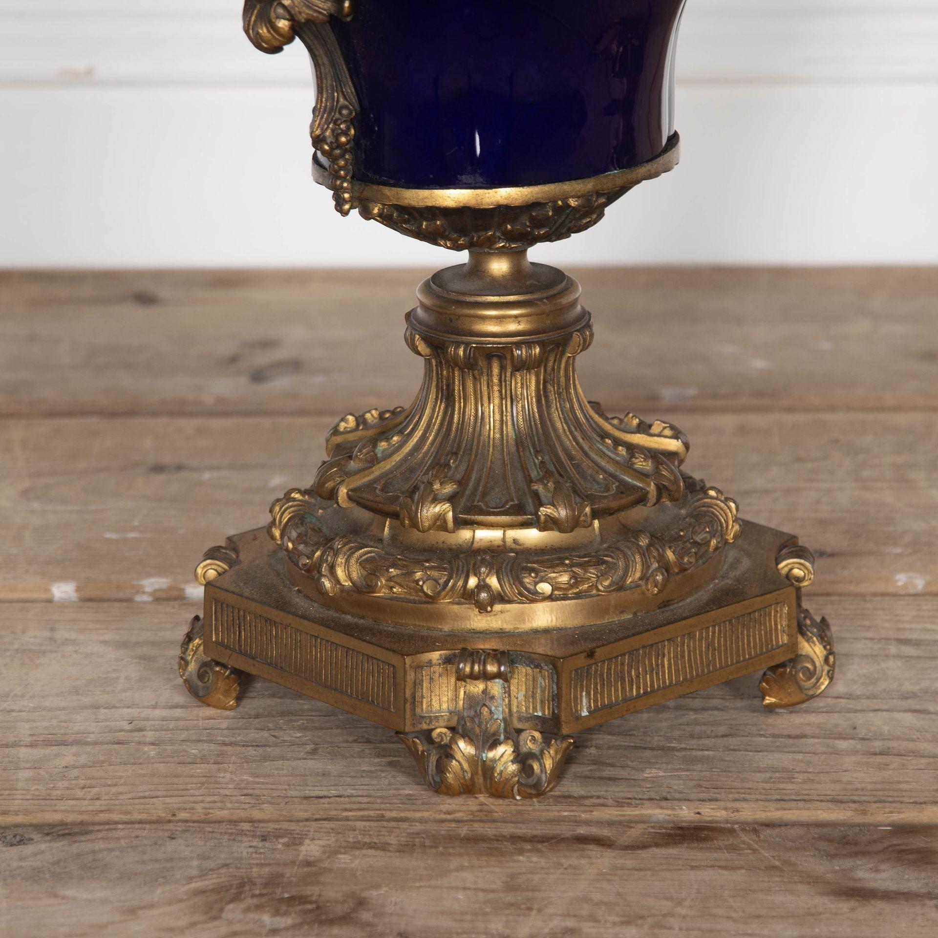 Coppia di vasi in ceramica blu e ormolo di qualità del XIX secolo in vendita 2