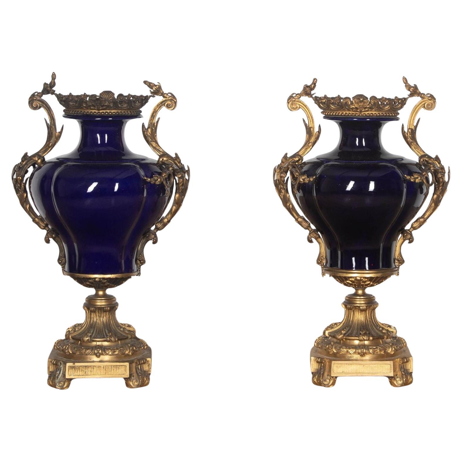Coppia di vasi in ceramica blu e ormolo di qualità del XIX secolo in vendita