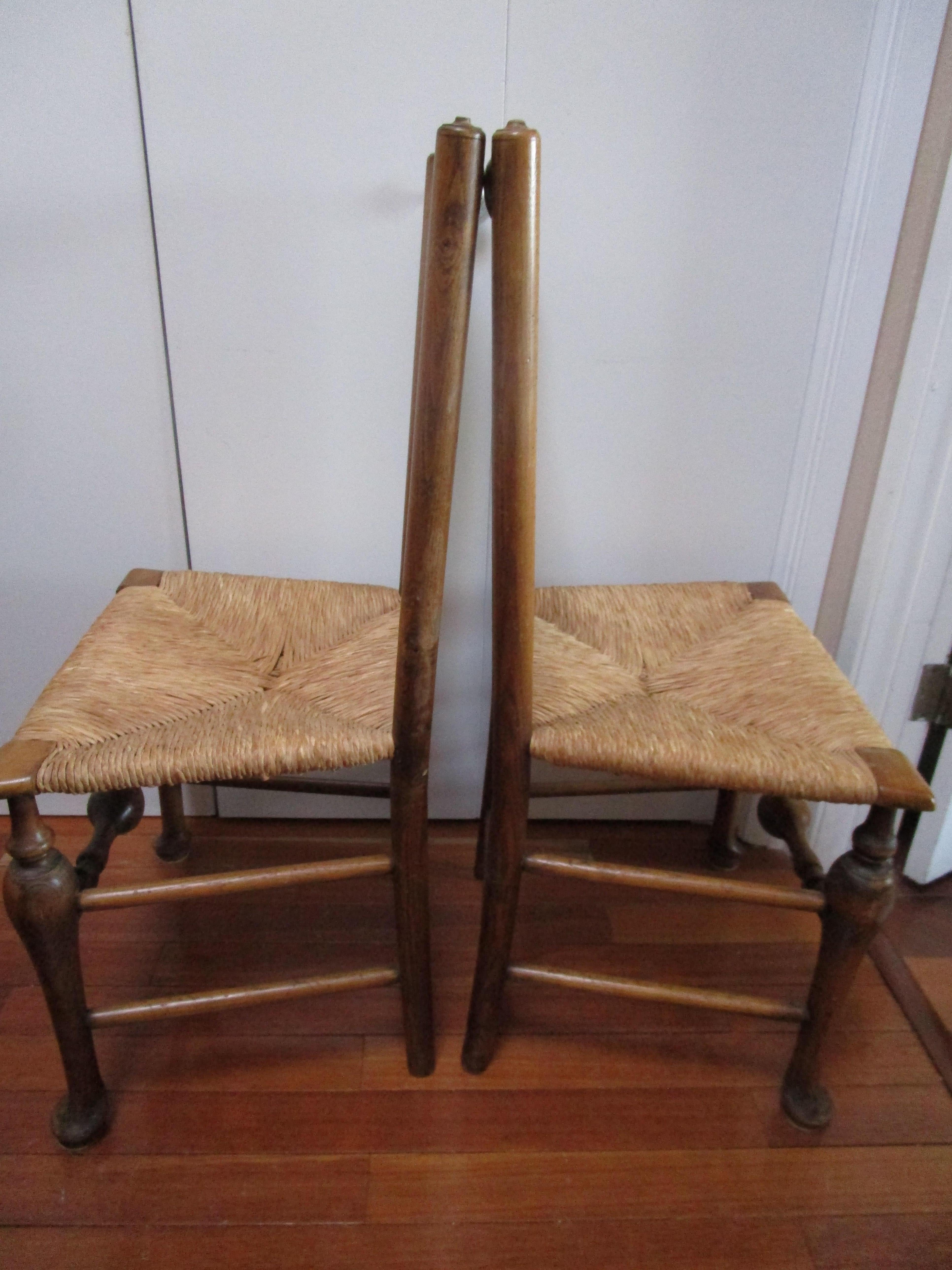 Hand-Carved Pair of 19th Century Queen Anne Style Chippendale Rush Seat Side Chairs For Sale