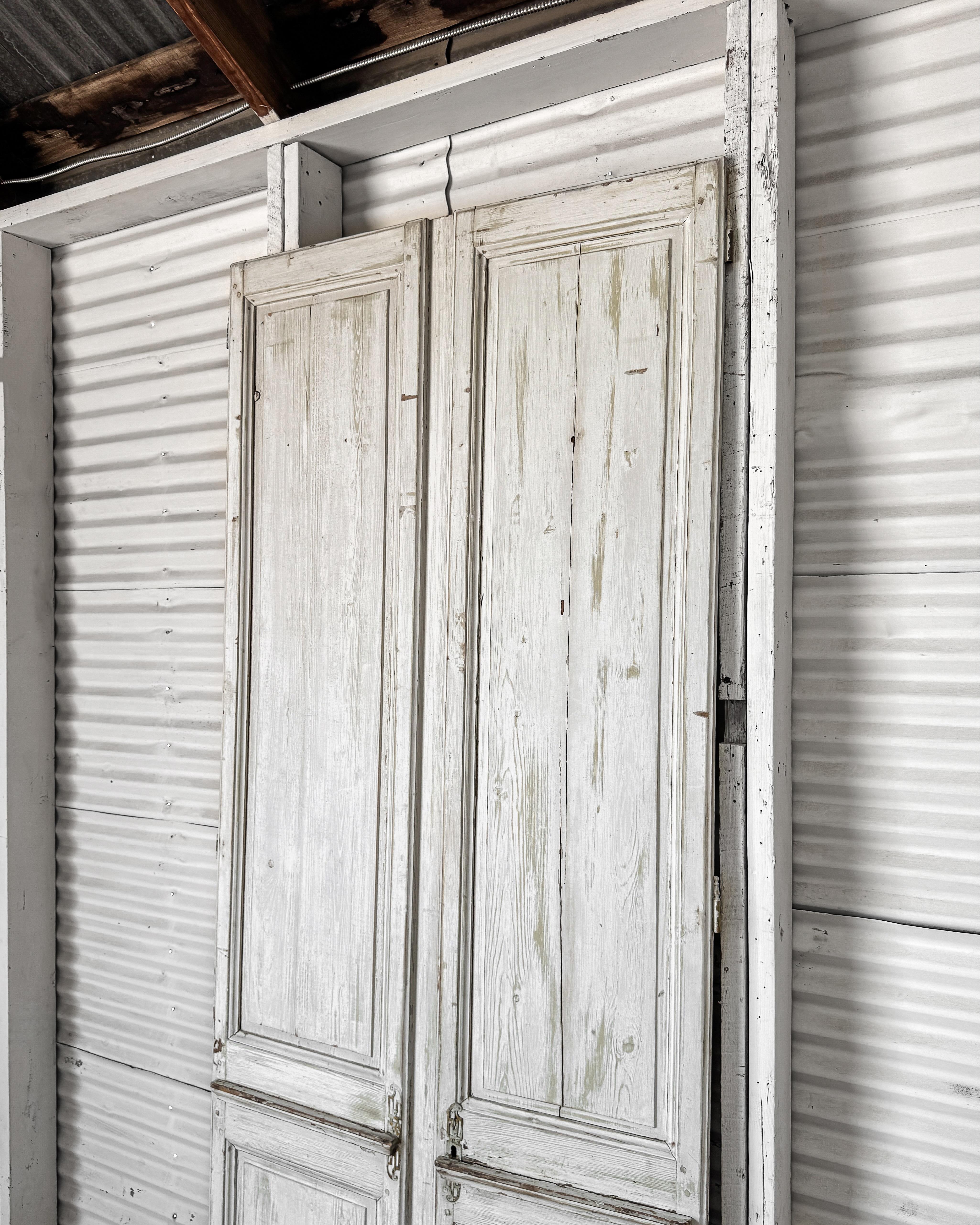 Pareja de puertas francesas de 2 hojas recuperadas del siglo XIX en Bueno estado para la venta en Mckinney, TX