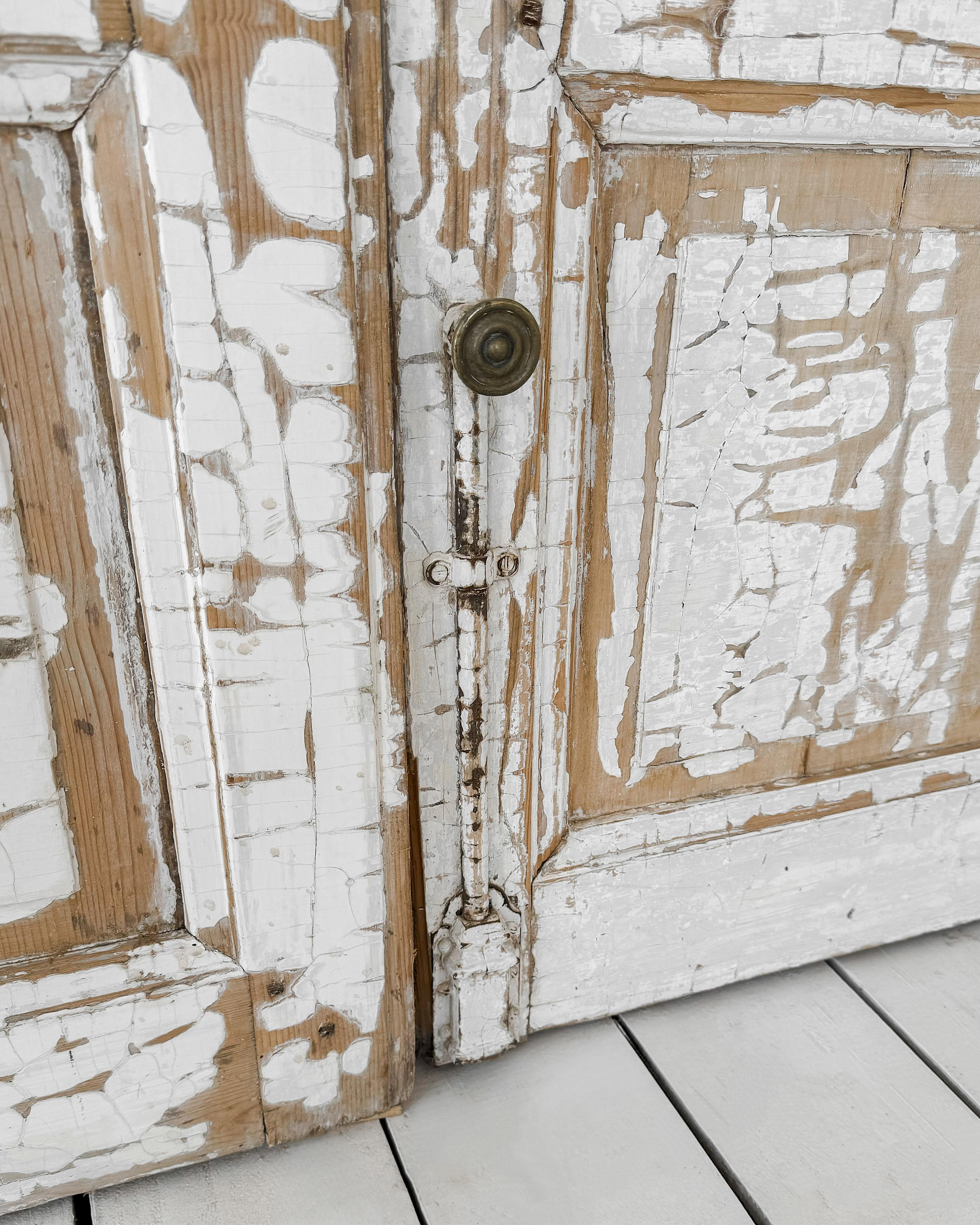 Coppia di porte-finestre a 8 ante del 19° secolo, recuperate e dipinte di bianco in vendita 4