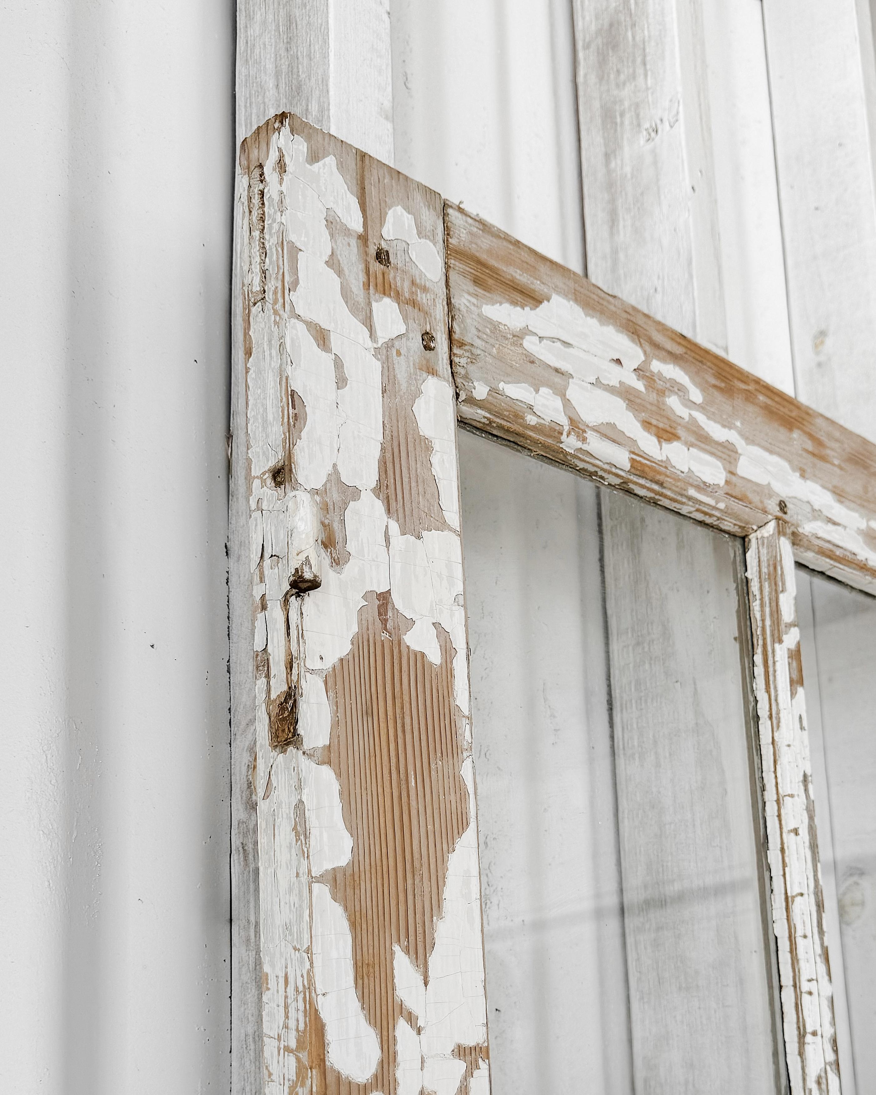 Legno Coppia di porte-finestre a 8 ante del 19° secolo, recuperate e dipinte di bianco in vendita