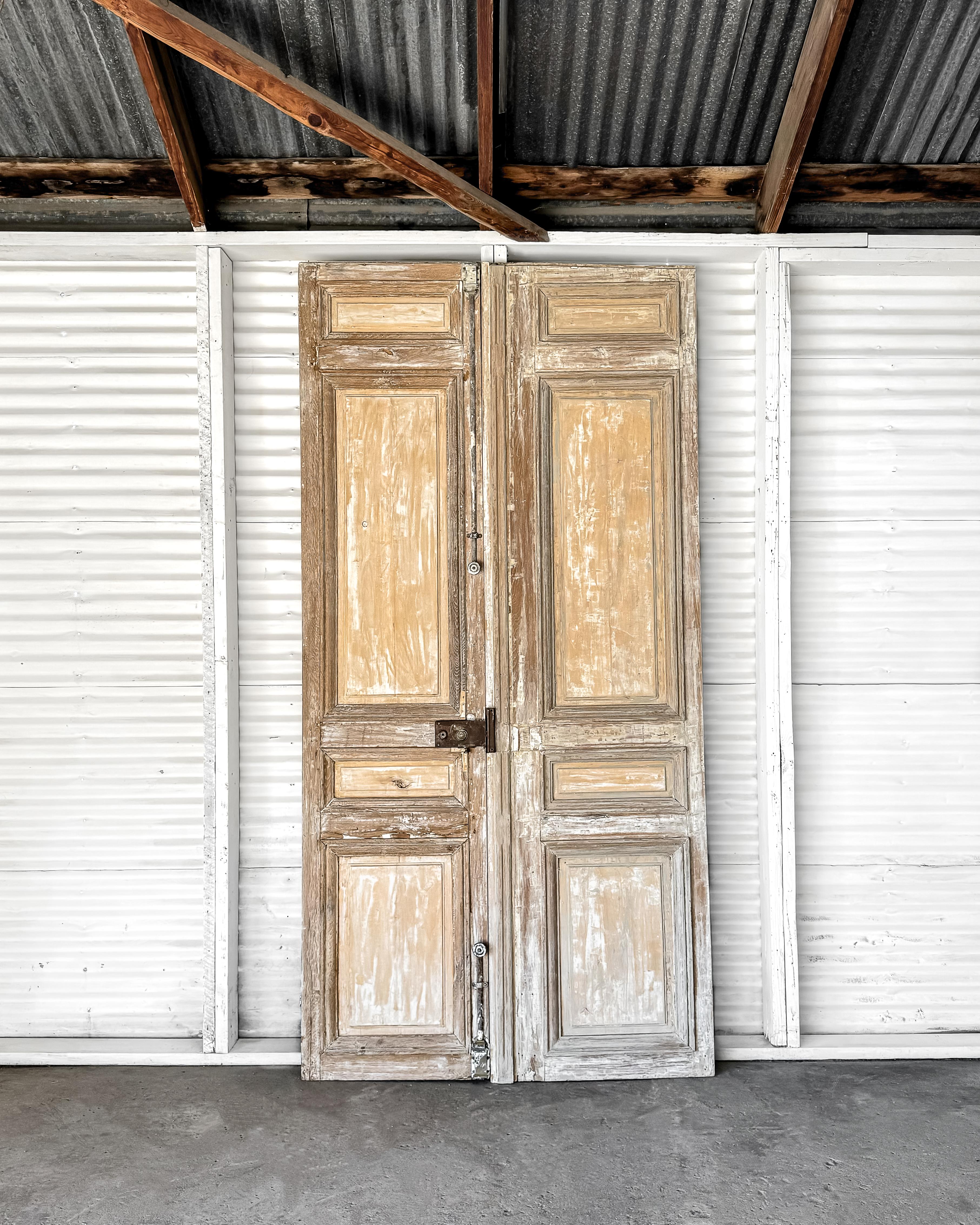 Valorizza la tua casa moderna con questa coppia di porte a pannelli rialzati in rovere massiccio di recupero, con finitura scrostata a mano. In origine, queste porte offrivano un passaggio all'interno di una maestosa casa francese e trasudano