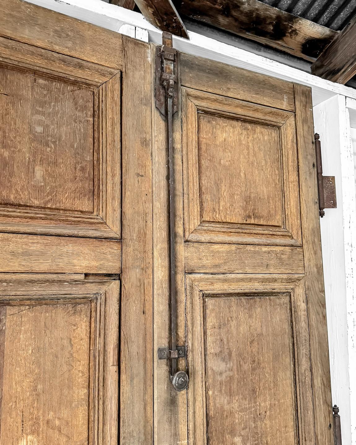Pareja de puertas exteriores de roble francés recuperado del siglo XIX 6