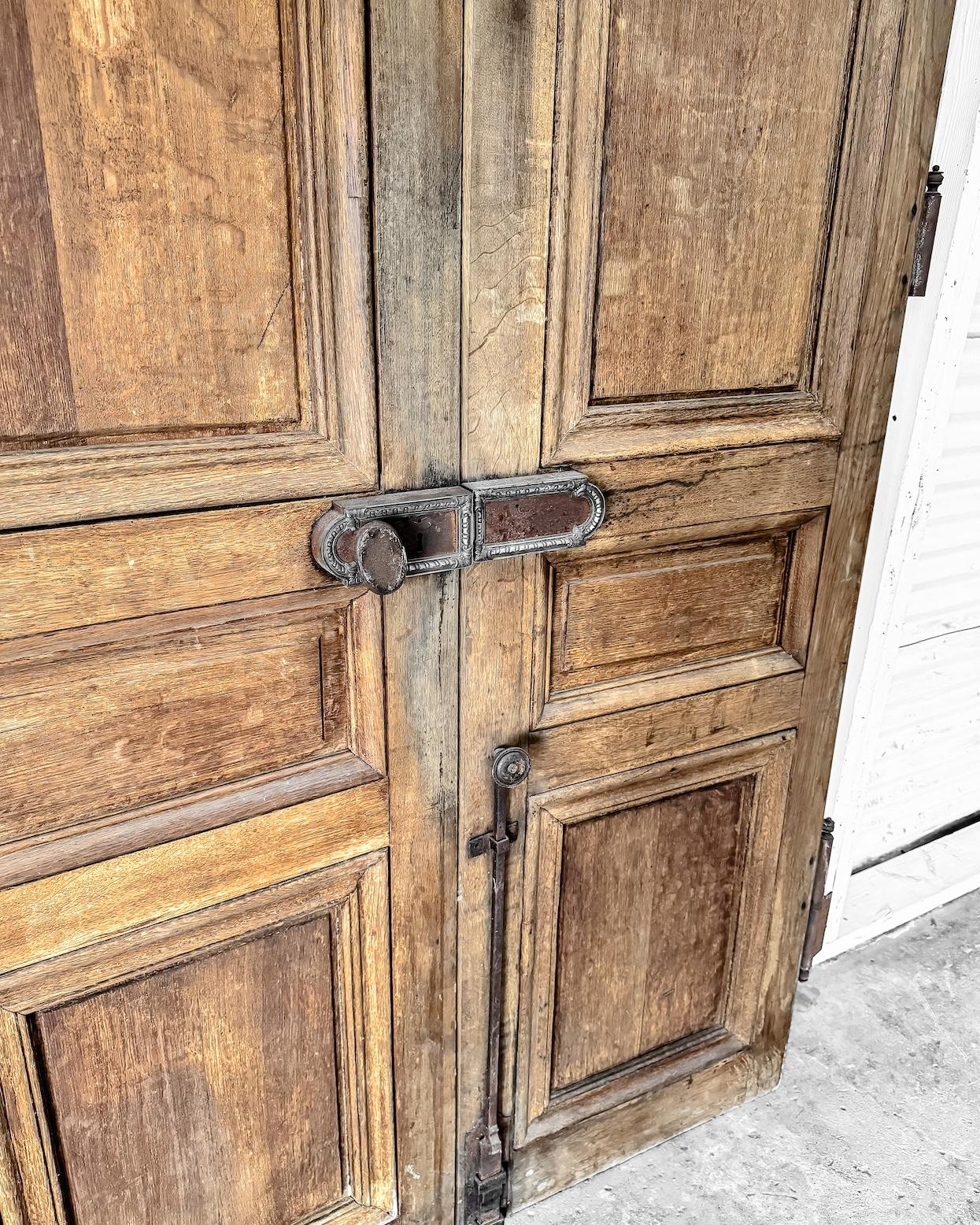 Pareja de puertas exteriores de roble francés recuperado del siglo XIX 8