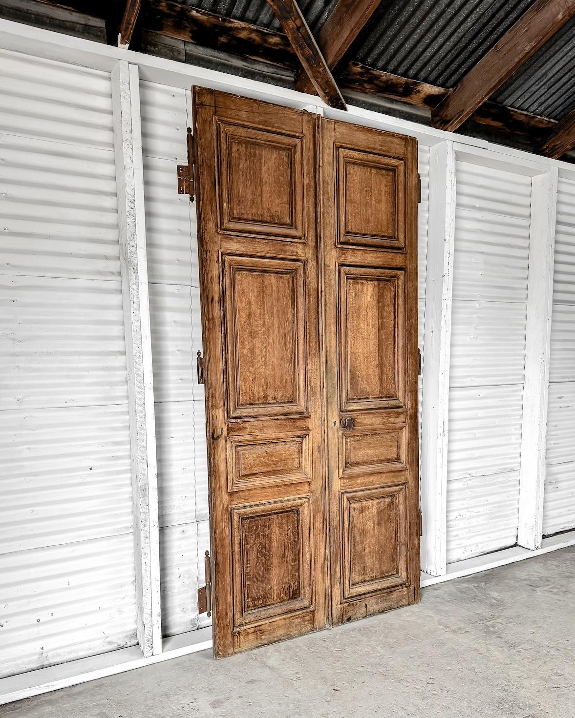 Pareja de puertas exteriores de roble francés recuperado del siglo XIX Francés