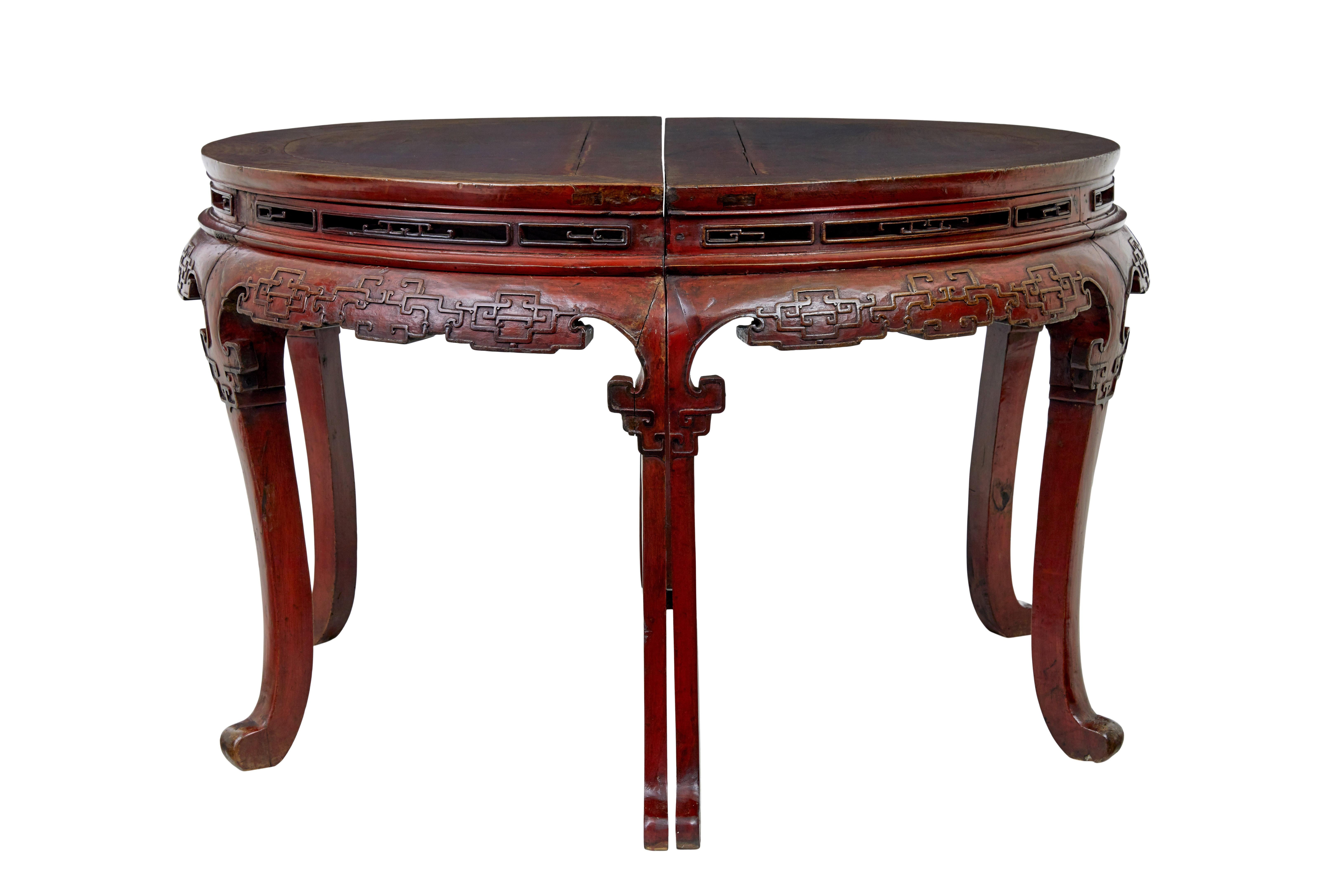Pareja de mesas demi lune chinas lacadas en rojo del siglo XIX, circa 1880.

Estas mesas funcionan como un par de mesas demi lune y se colocan espalda con espalda, encajándose para formar una mesa central o incluso una mesa de comedor.

Aberturas