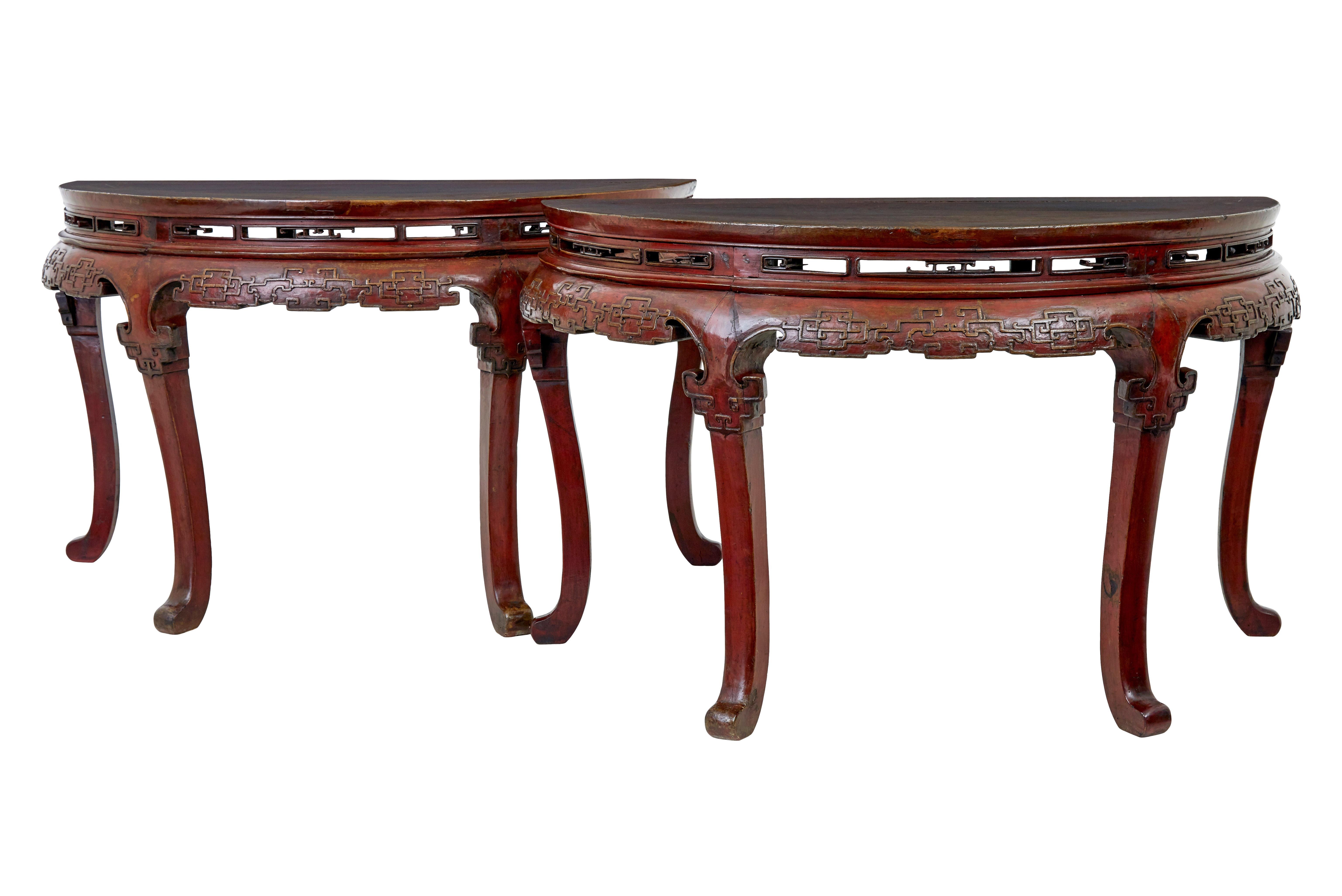 Pareja de mesas demi lune lacadas en rojo del siglo XIX Qing en venta