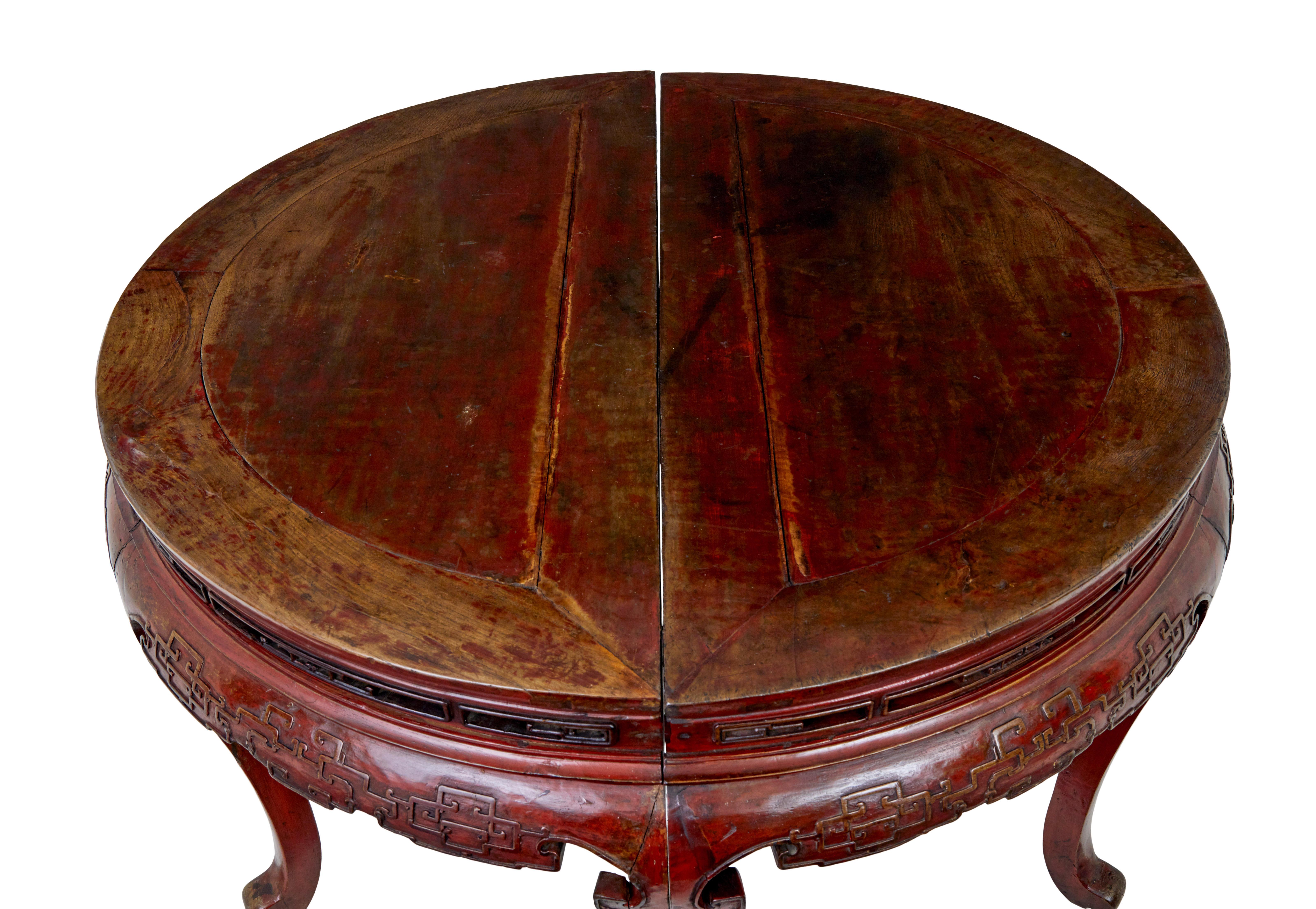 Pareja de mesas demi lune lacadas en rojo del siglo XIX Tallado a mano en venta