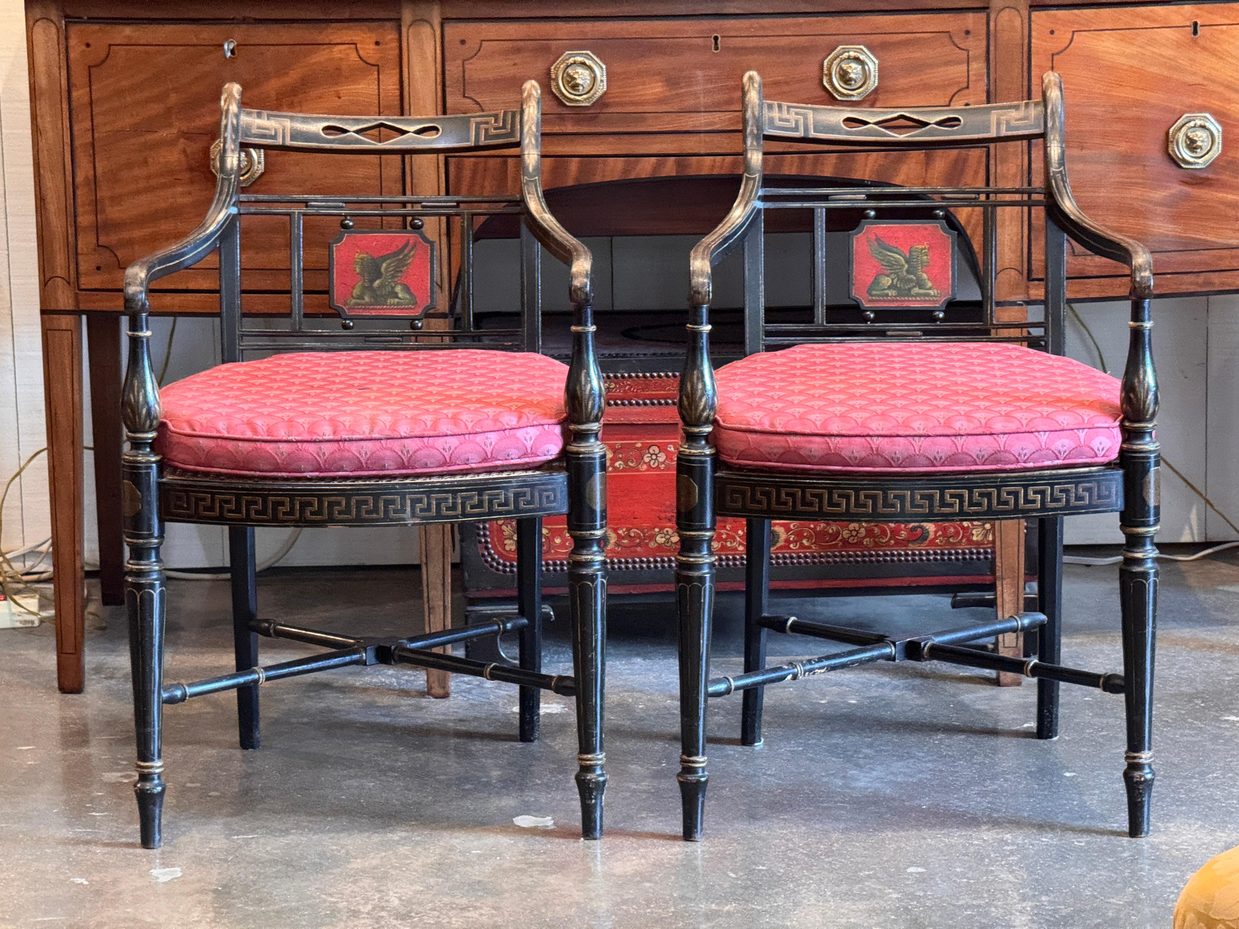 Dipinto e decorato in nero e dorato con bordi a chiave greca e motivi stilizzati. Ogni sedia presenta uno schienale curvo centrato da un pannello a forma di sfinge in rosso e oro, su una seduta con cuscino imbottito e rivestito in tessuto rosa a
