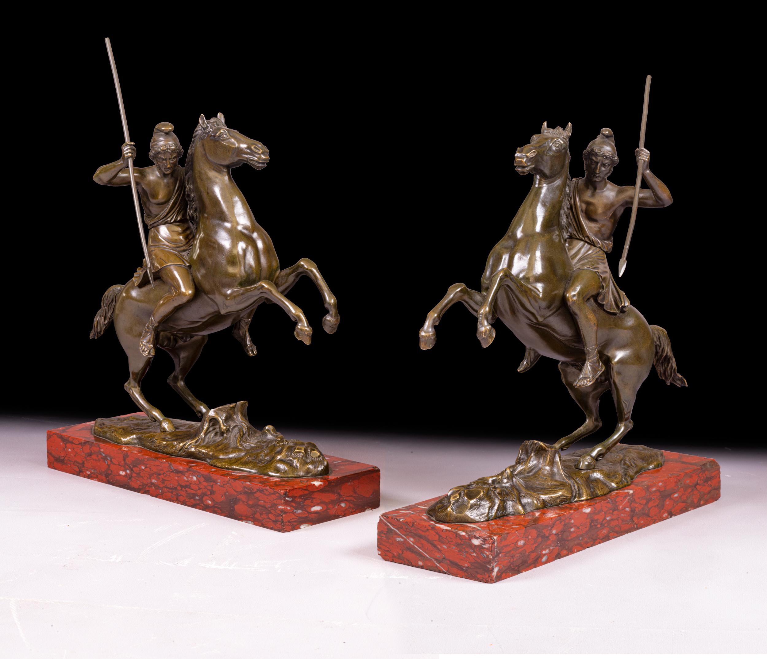 Una splendida coppia di bronzi equestri originali dell'inizio del XIX secolo raffiguranti un cosacco russo e un soldato romano a cavallo, su basi in fusione naturalistica sollevate da plinti di marmo. La lavorazione di questa coppia è assolutamente