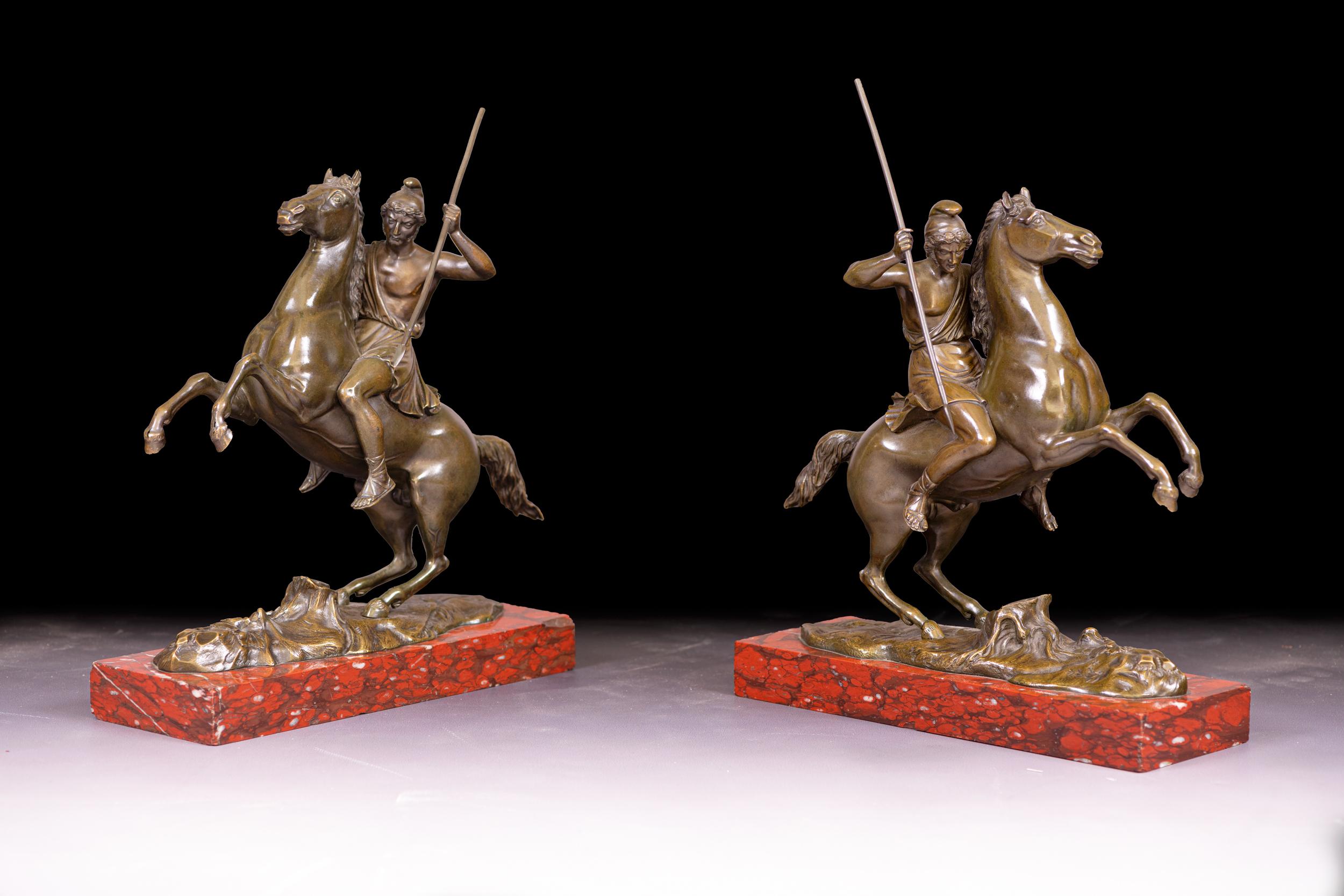 Francese Coppia di bronzi Regency del XIX secolo raffiguranti soldati romani su plinti di marmo in vendita