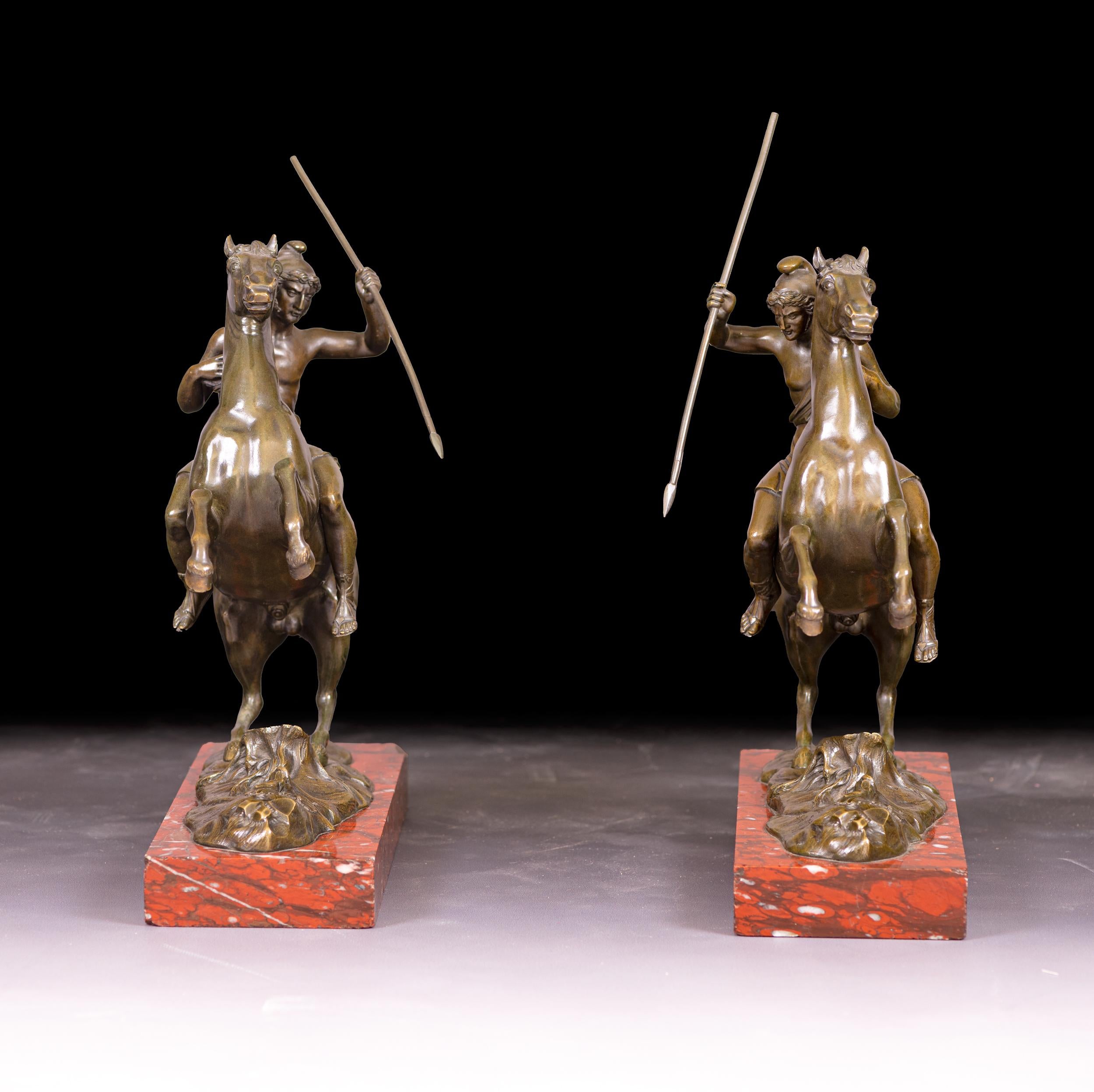 Coppia di bronzi Regency del XIX secolo raffiguranti soldati romani su plinti di marmo in vendita 2
