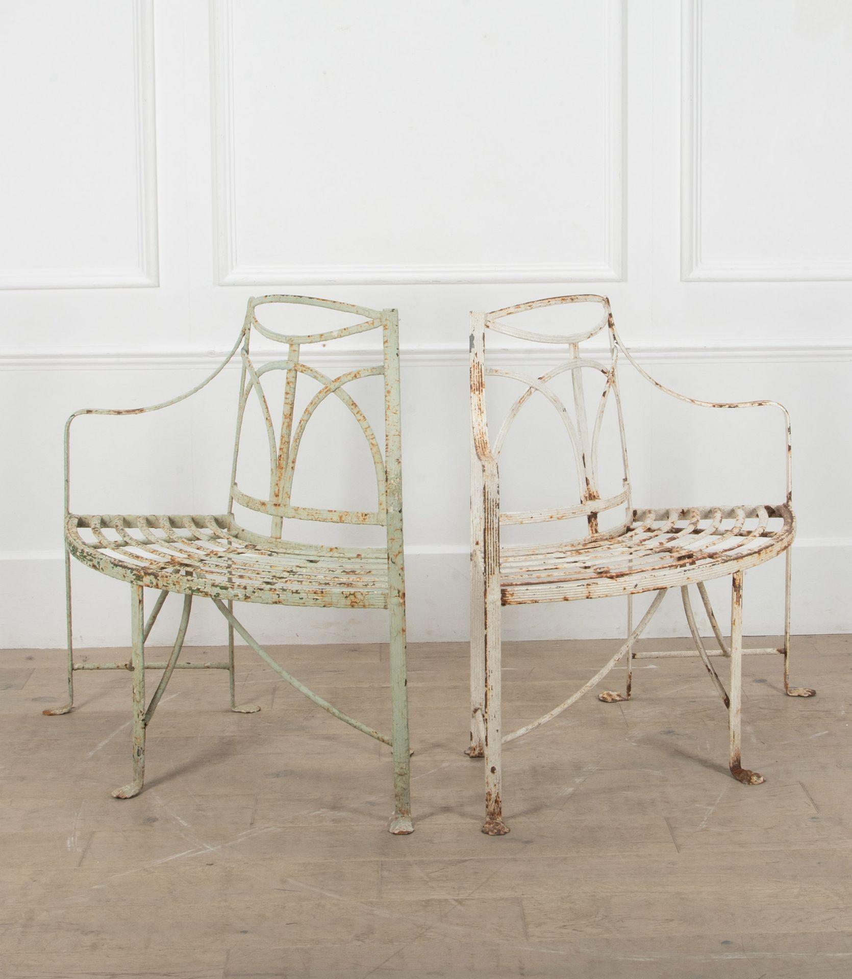 Rare paire de bancs ou de sièges de jardin d'angle de style Régence, anglais, du 19e siècle.
Construite en fer forgé cannelé et reposant sur des pieds en patte de lion, elle a conservé des couches de peinture ancienne et est en très bon état.
Circa
