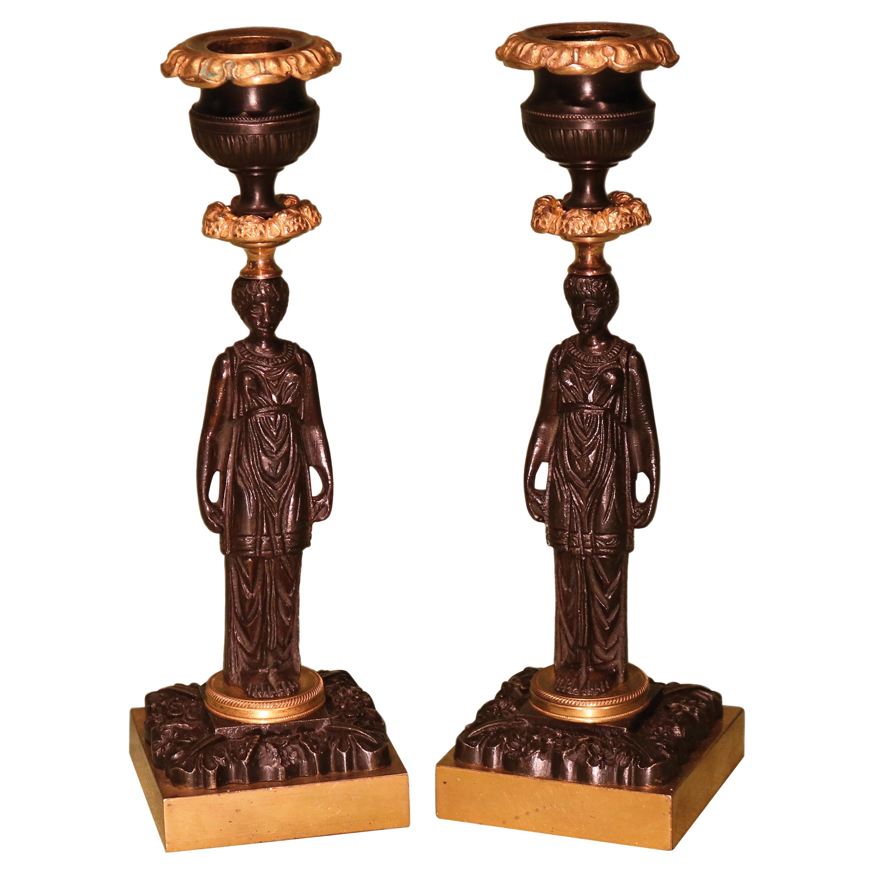 Paire de bougeoirs pour dame en bronze et bronze doré de la période Régence du XIXe siècle en vente