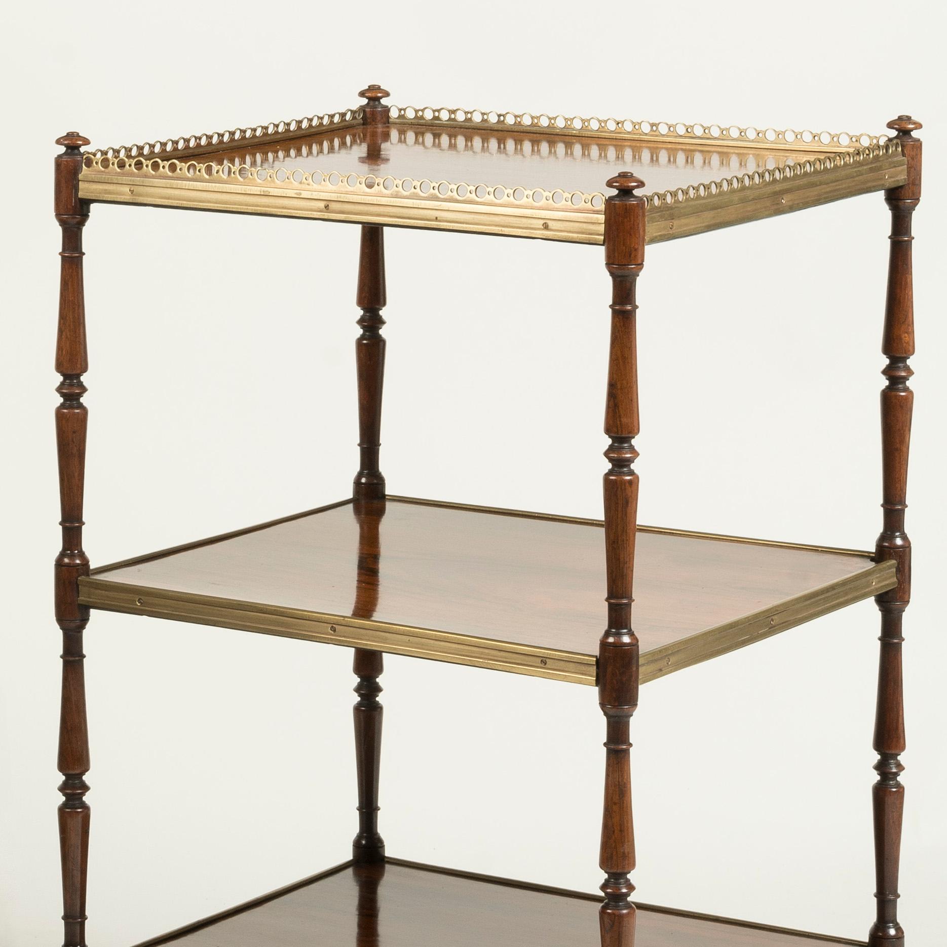 Laiton Paire de tables d'extrémité en palissandre de la période Régence du XIXe siècle en vente