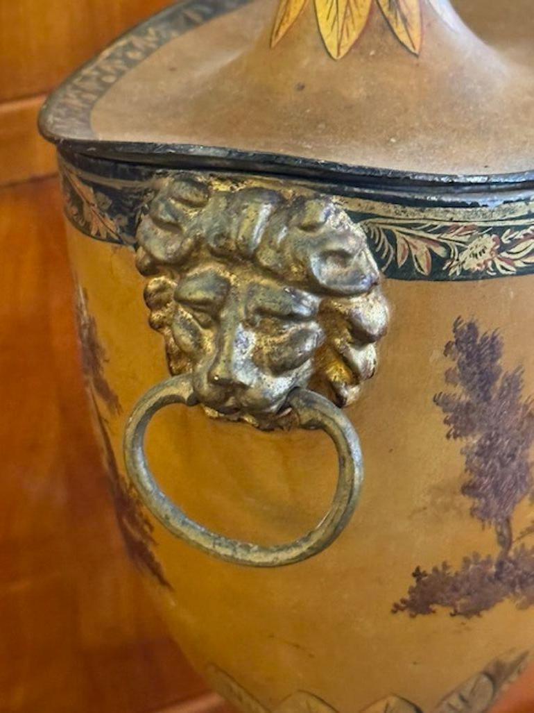 Dipinto a mano Coppia di urne in stile Reggenza del XIX secolo in vendita