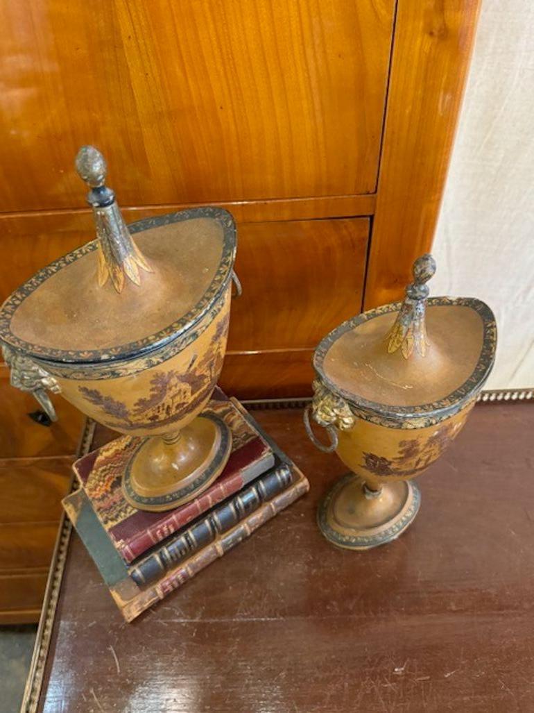 Porcellana Coppia di urne in stile Reggenza del XIX secolo in vendita