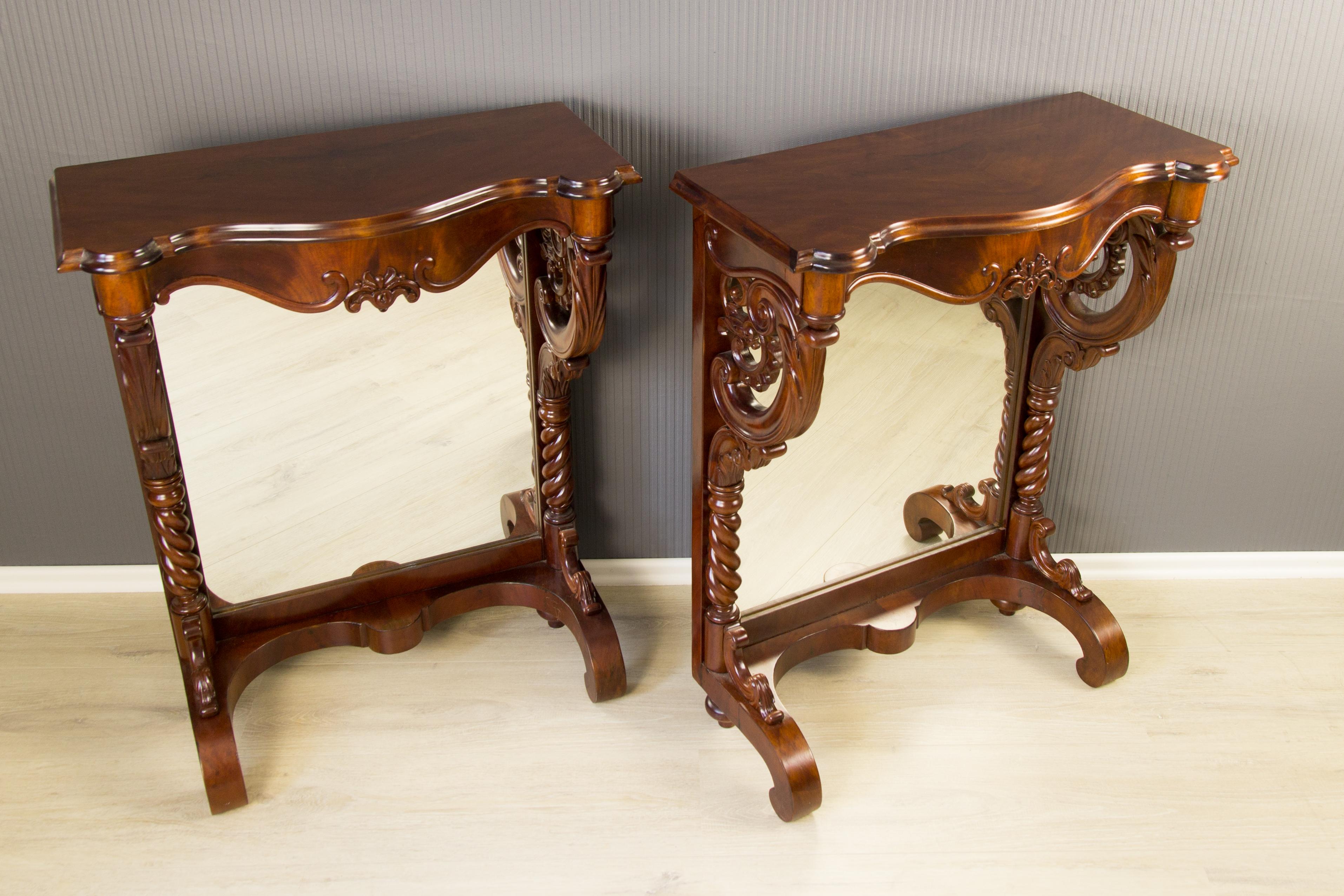 Pair of 19th Century Regency Style Walnut and Mirror Wall Console Tables In Good Condition For Sale In Barntrup, DE