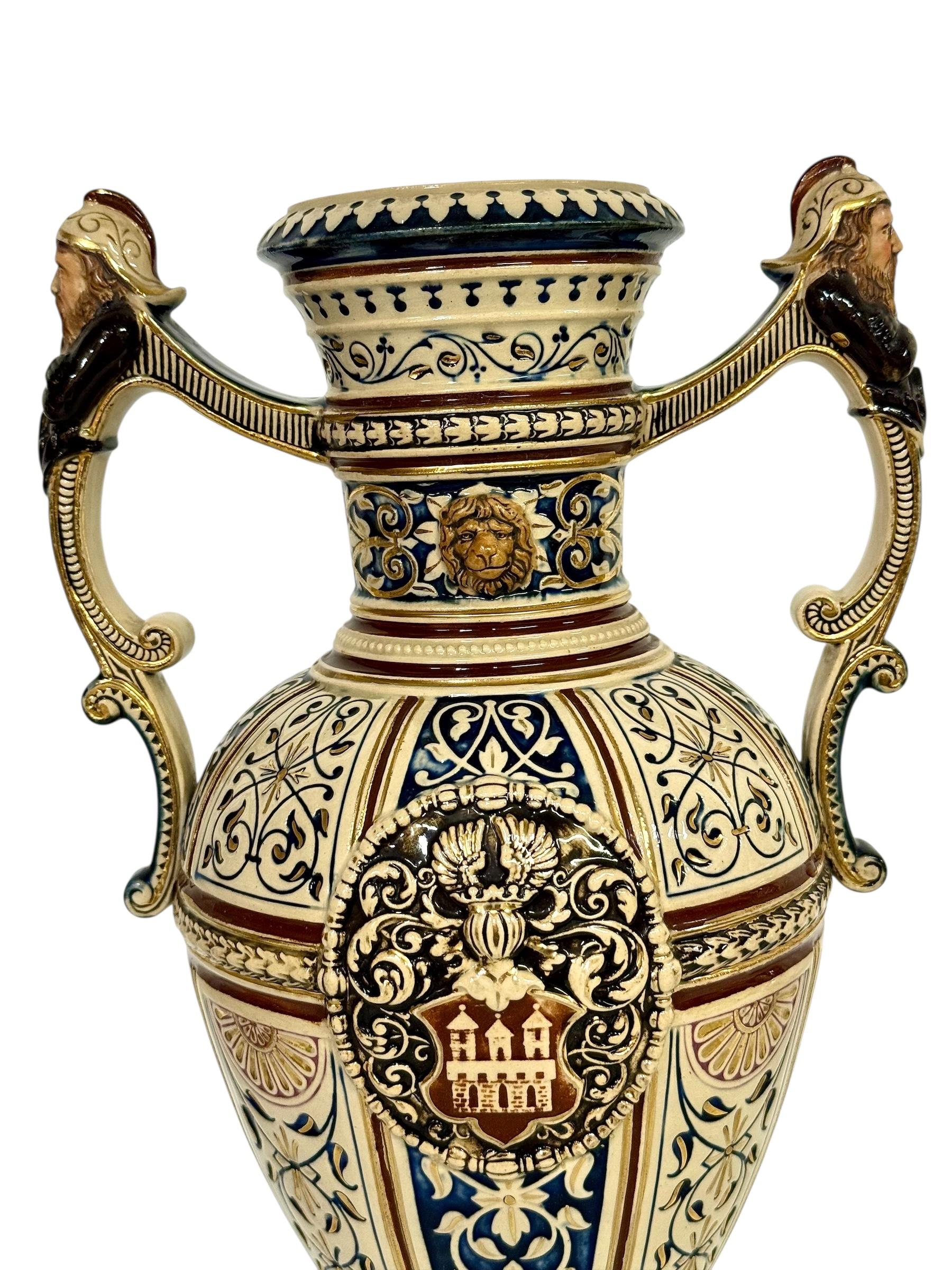 Coppia di vasi in maiolica rinascimentale del XIX secolo con stemmi araldici in vendita 2