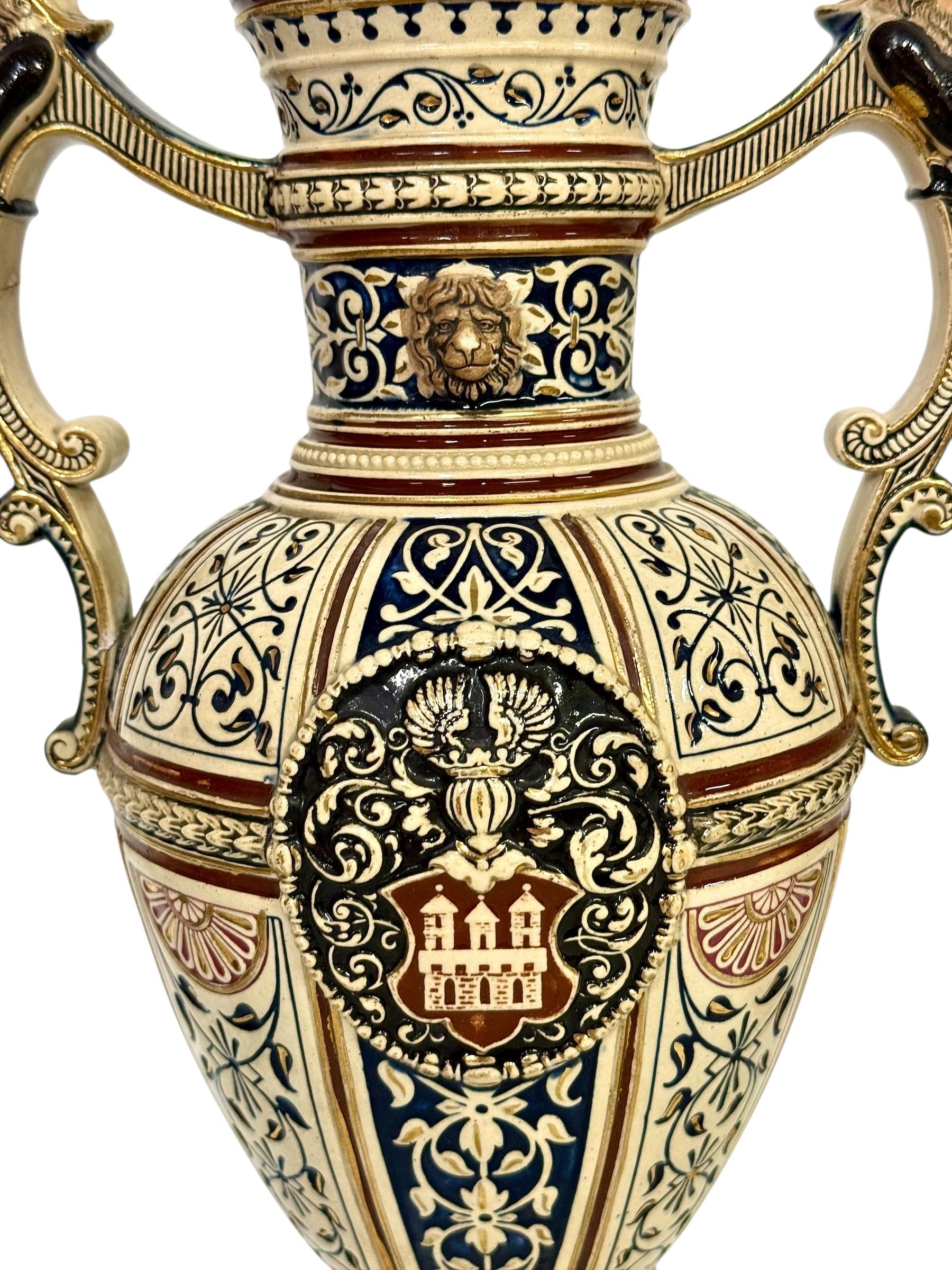Coppia di vasi in maiolica rinascimentale del XIX secolo con stemmi araldici in vendita 3