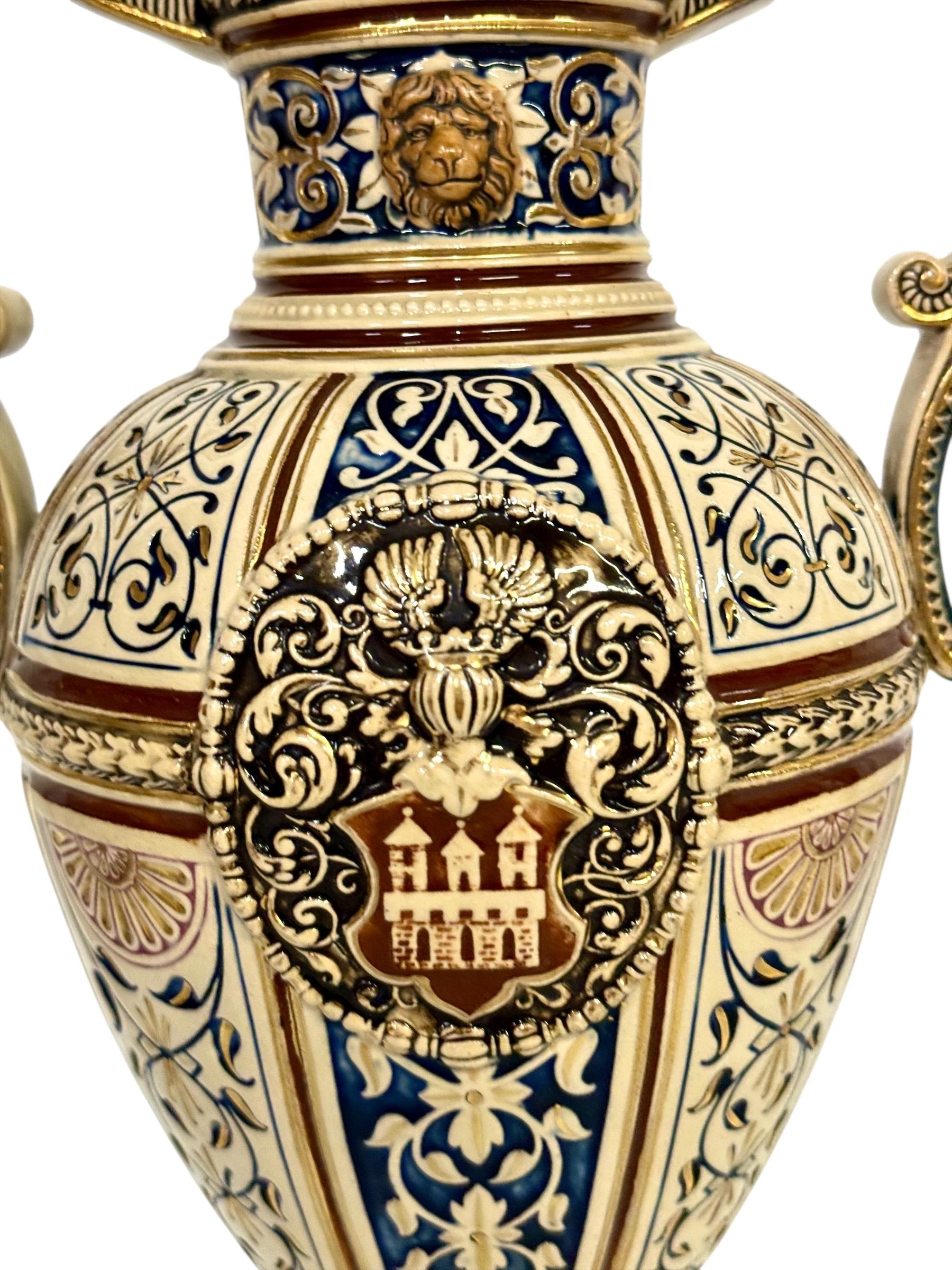 Coppia di vasi in maiolica rinascimentale del XIX secolo con stemmi araldici in vendita 5