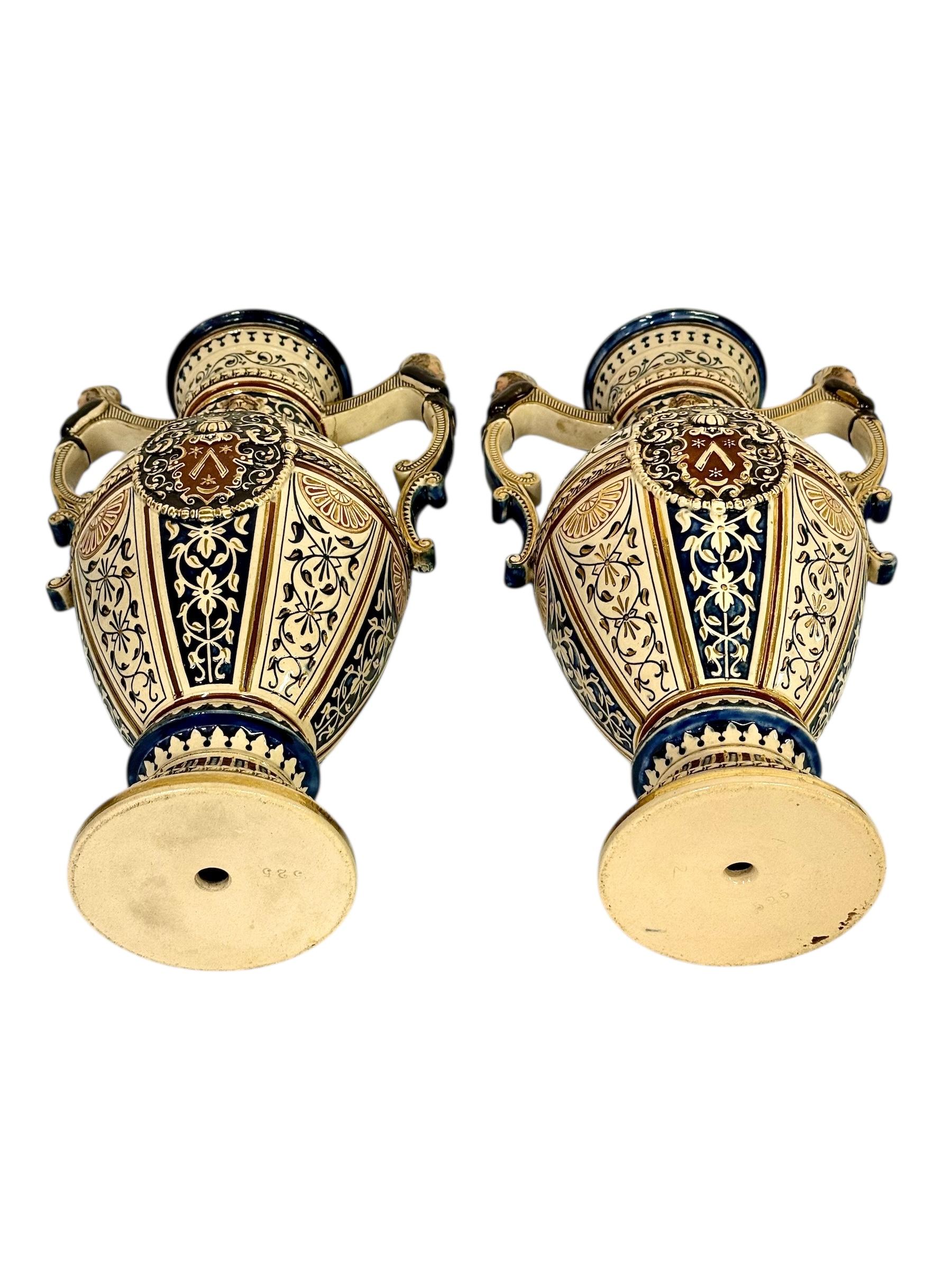 Coppia di vasi in maiolica rinascimentale del XIX secolo con stemmi araldici in vendita 7