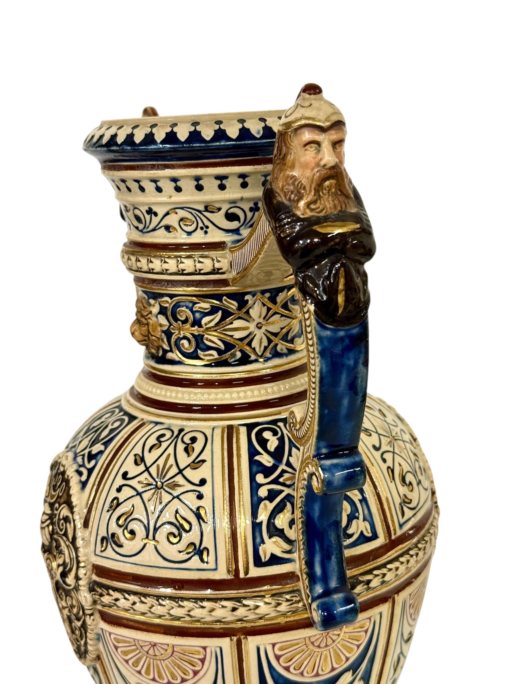 Coppia di vasi in maiolica rinascimentale del XIX secolo con stemmi araldici in vendita 10