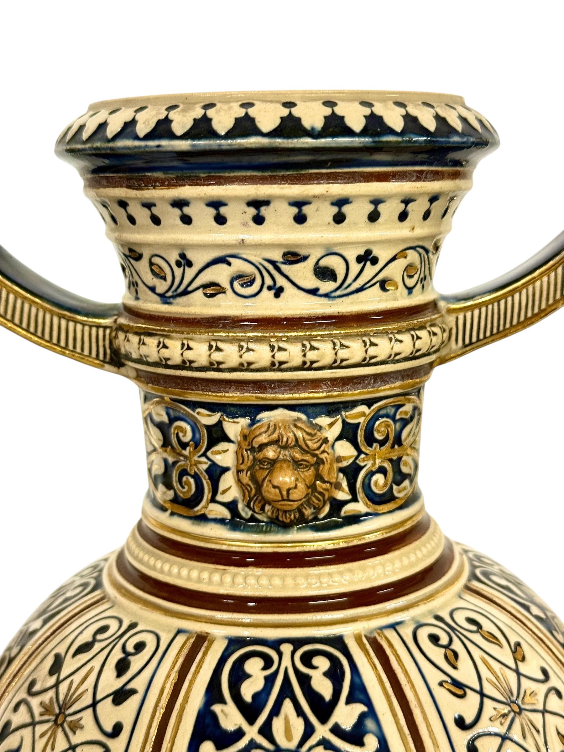 Coppia di vasi in maiolica rinascimentale del XIX secolo con stemmi araldici in vendita 9