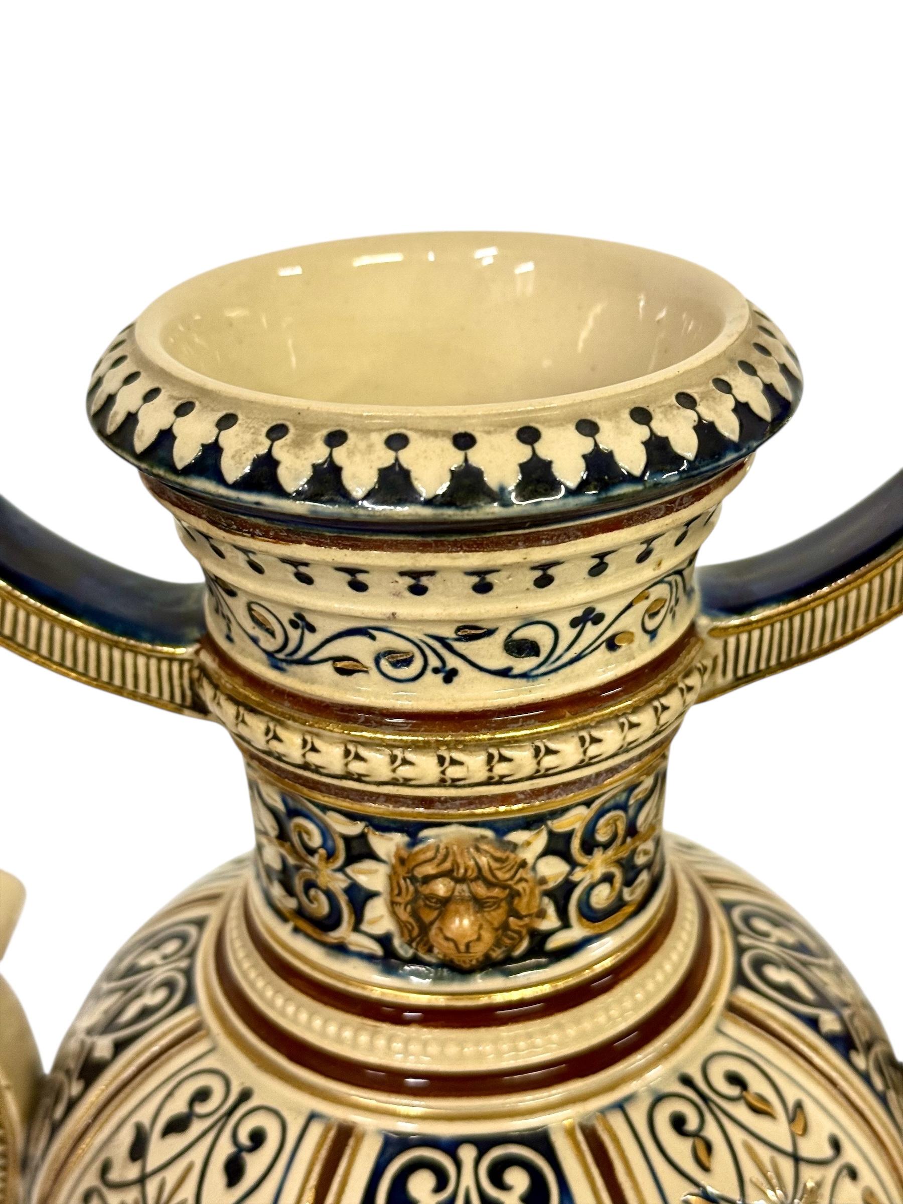 Coppia di vasi in maiolica rinascimentale del XIX secolo con stemmi araldici in vendita 11
