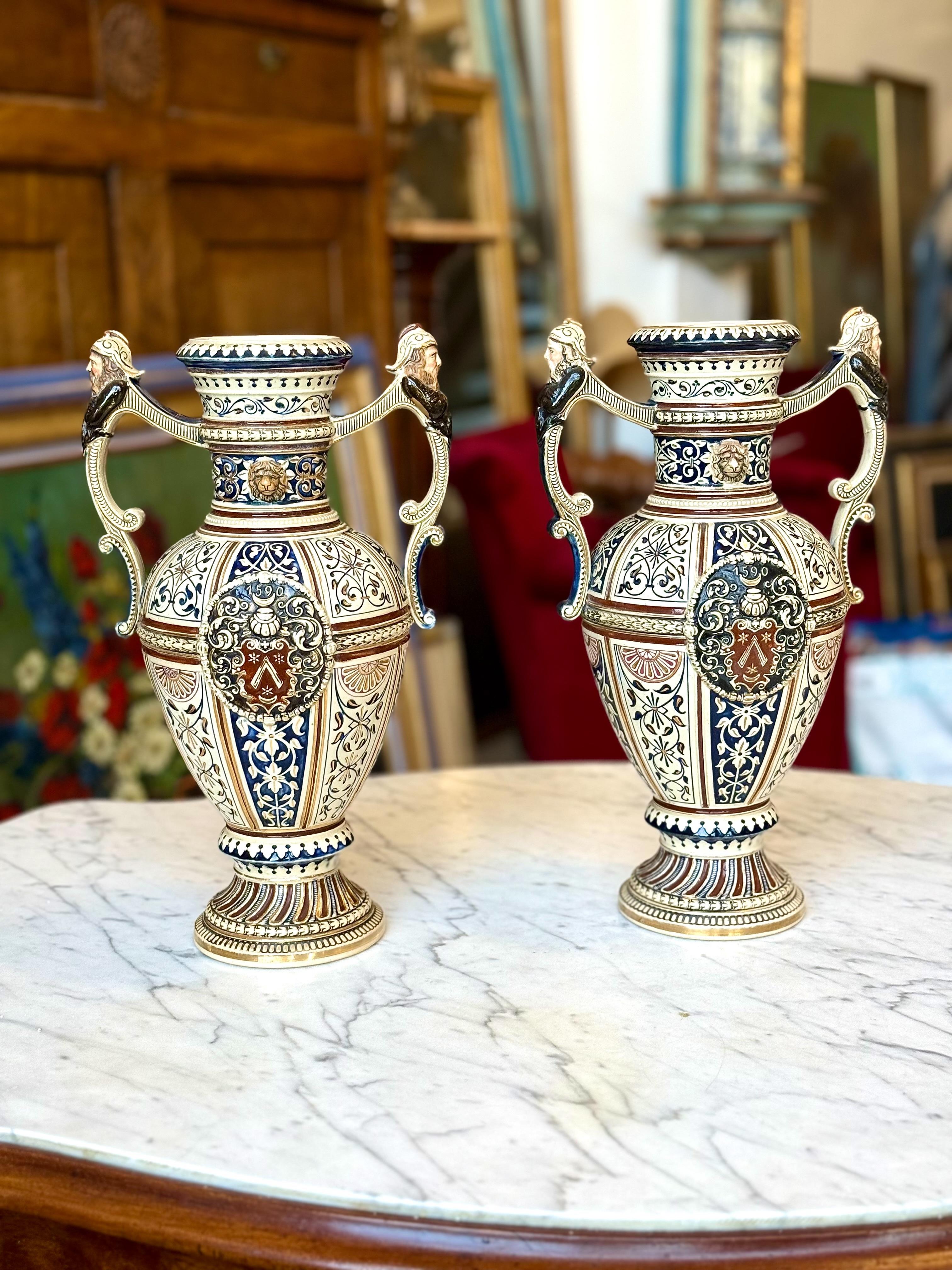 Coppia di vasi in maiolica rinascimentale del XIX secolo con stemmi araldici in vendita 12