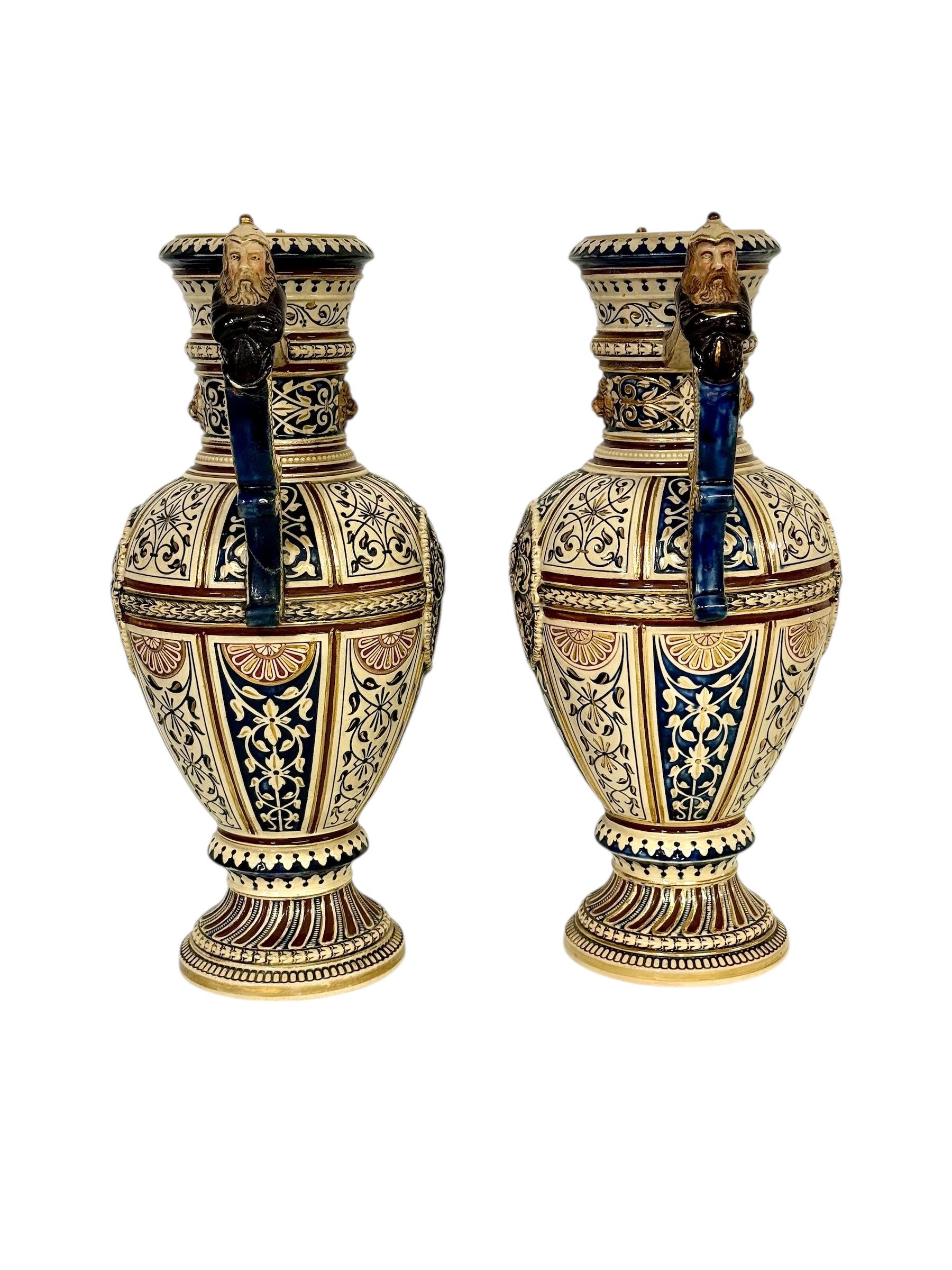 Tedesco Coppia di vasi in maiolica rinascimentale del XIX secolo con stemmi araldici in vendita